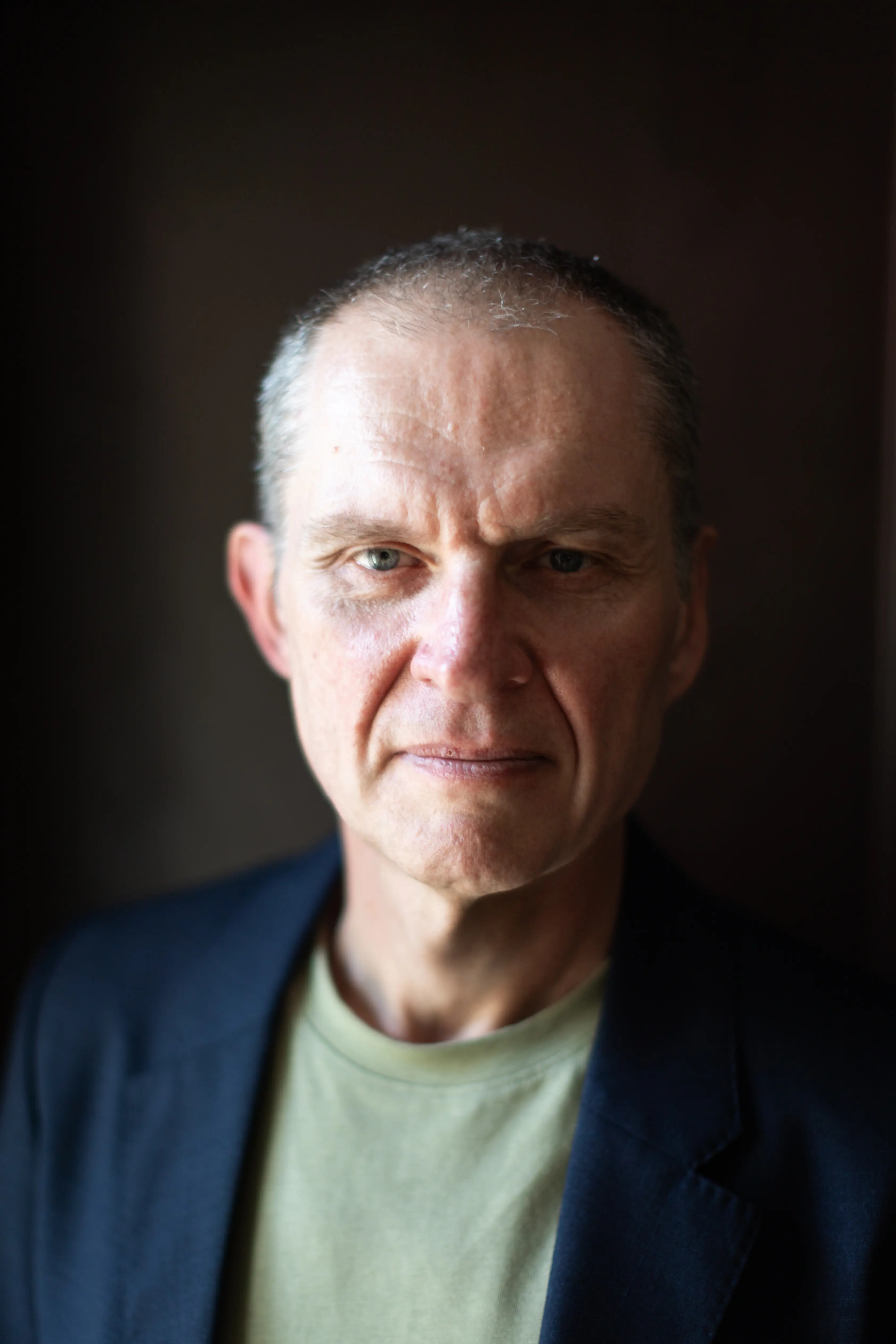 Portret mężczyzny patrzącego na wprost.