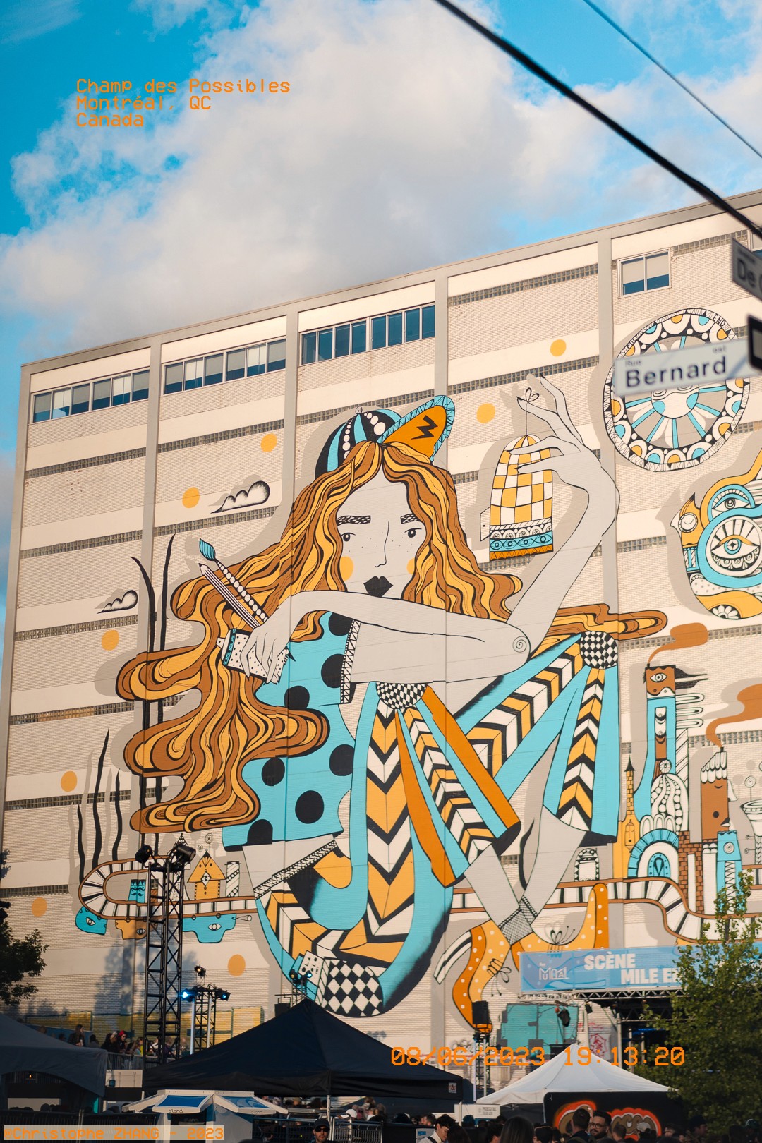 Mural géant au Champ des Possibles, avec des motifs vifs et abstraits.