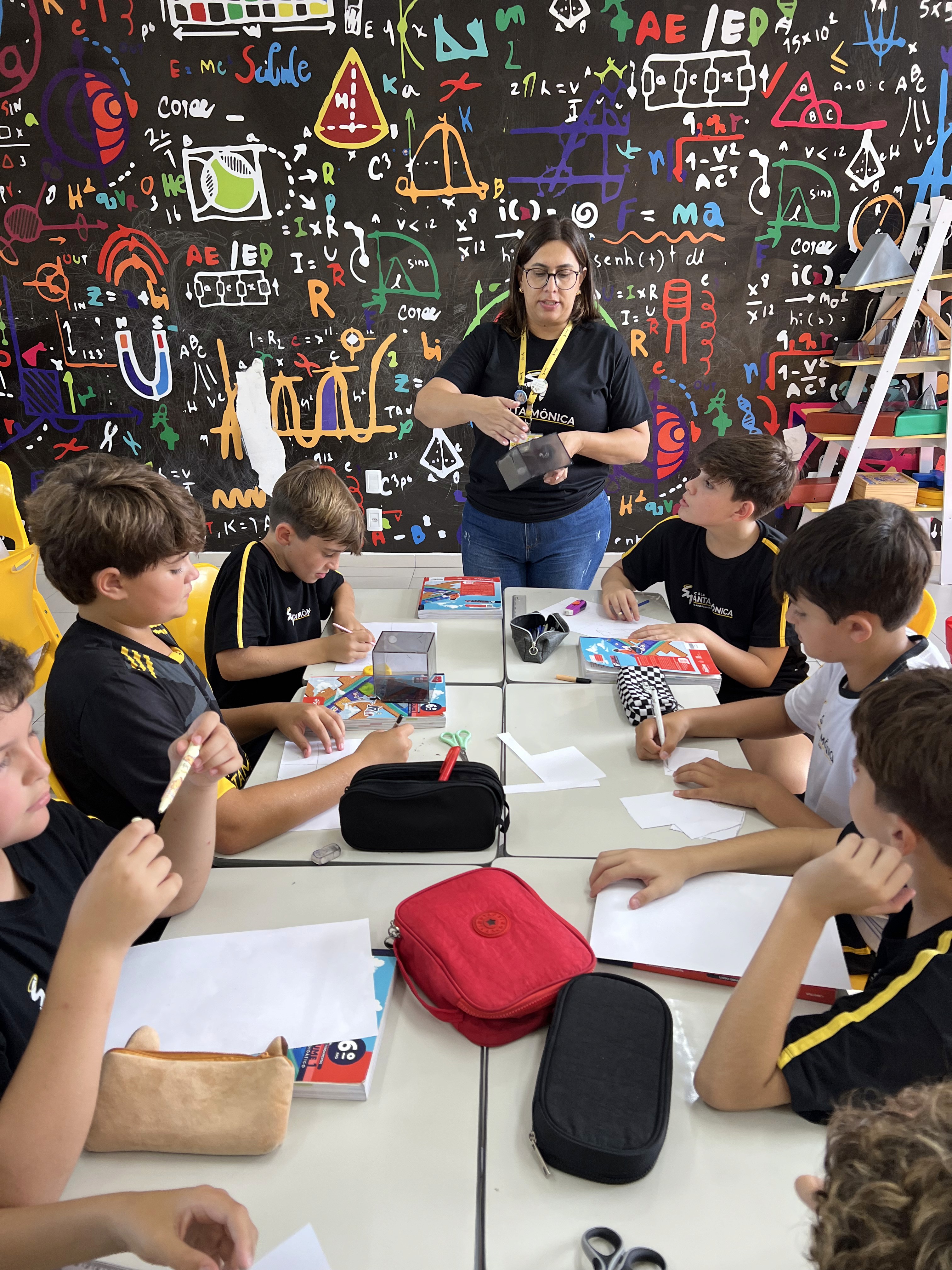 Alunos do Jardim II da Escola Santa Mônica participam de atividade do projeto Astroalfa explorando a letra A.