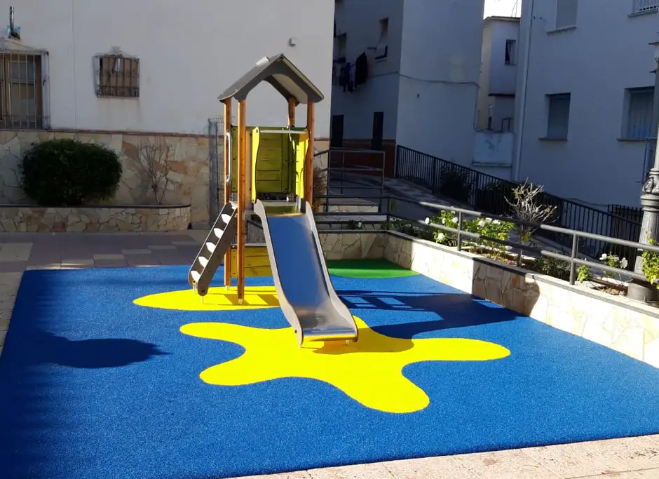 juegos infantiles para exterior amarillo y azul suelo seguro