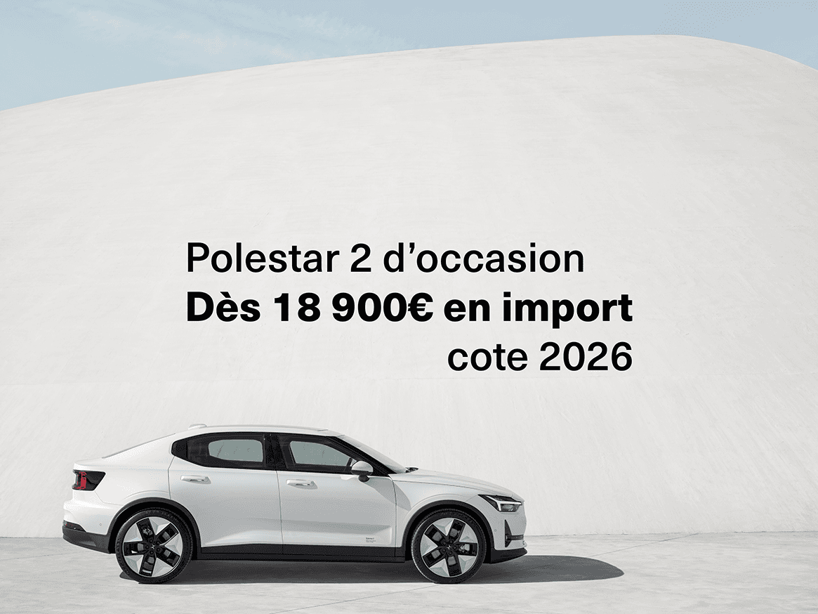 Polestar 2 blanche de profil, avec le texte « Polestar 2 d’occasion, dès 18 900 € en import, cote 2026 »