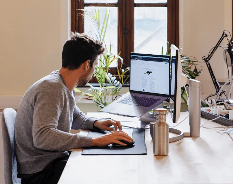 Een werknemer van Astro achter zijn computer