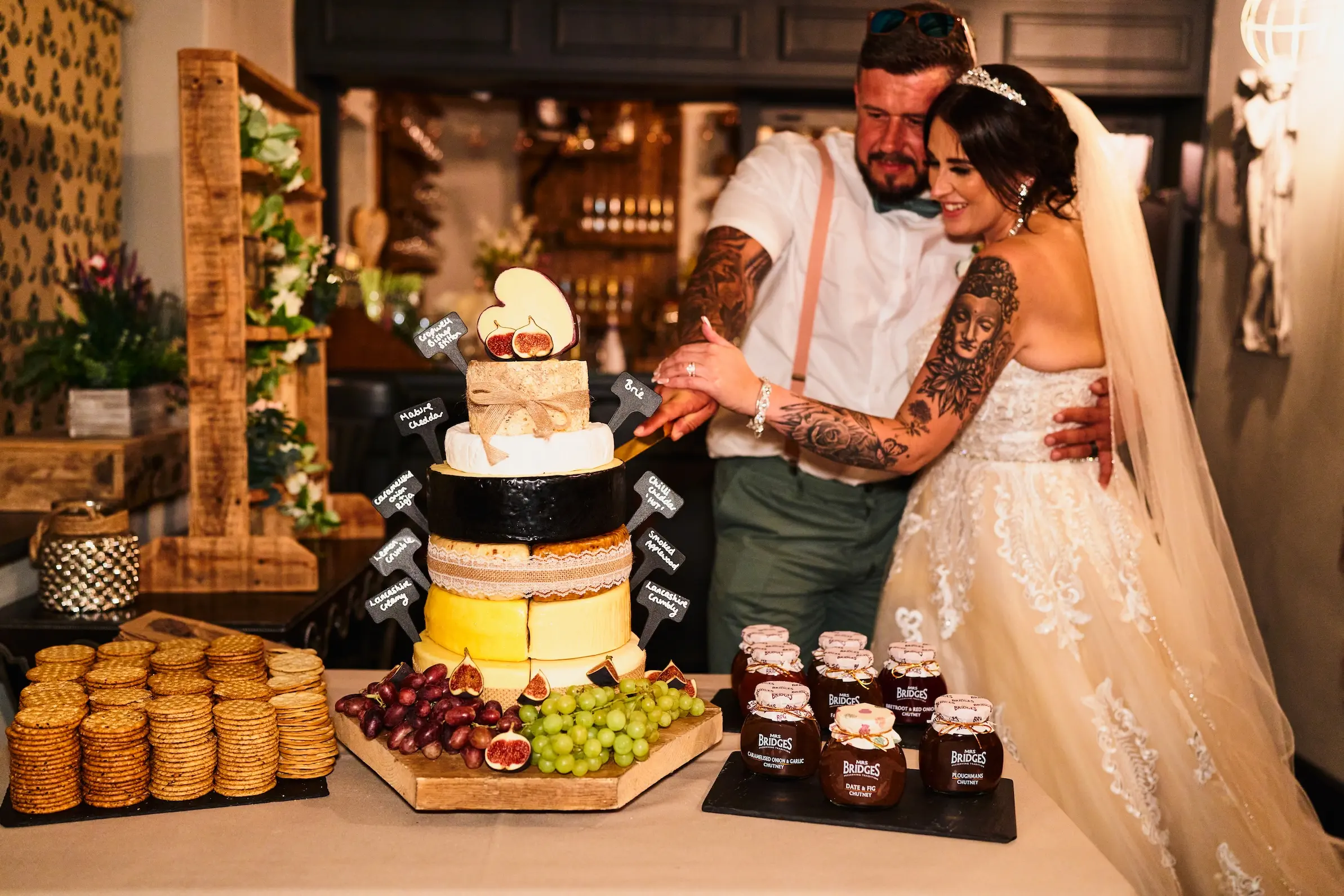 bride and groop cut cheese cake