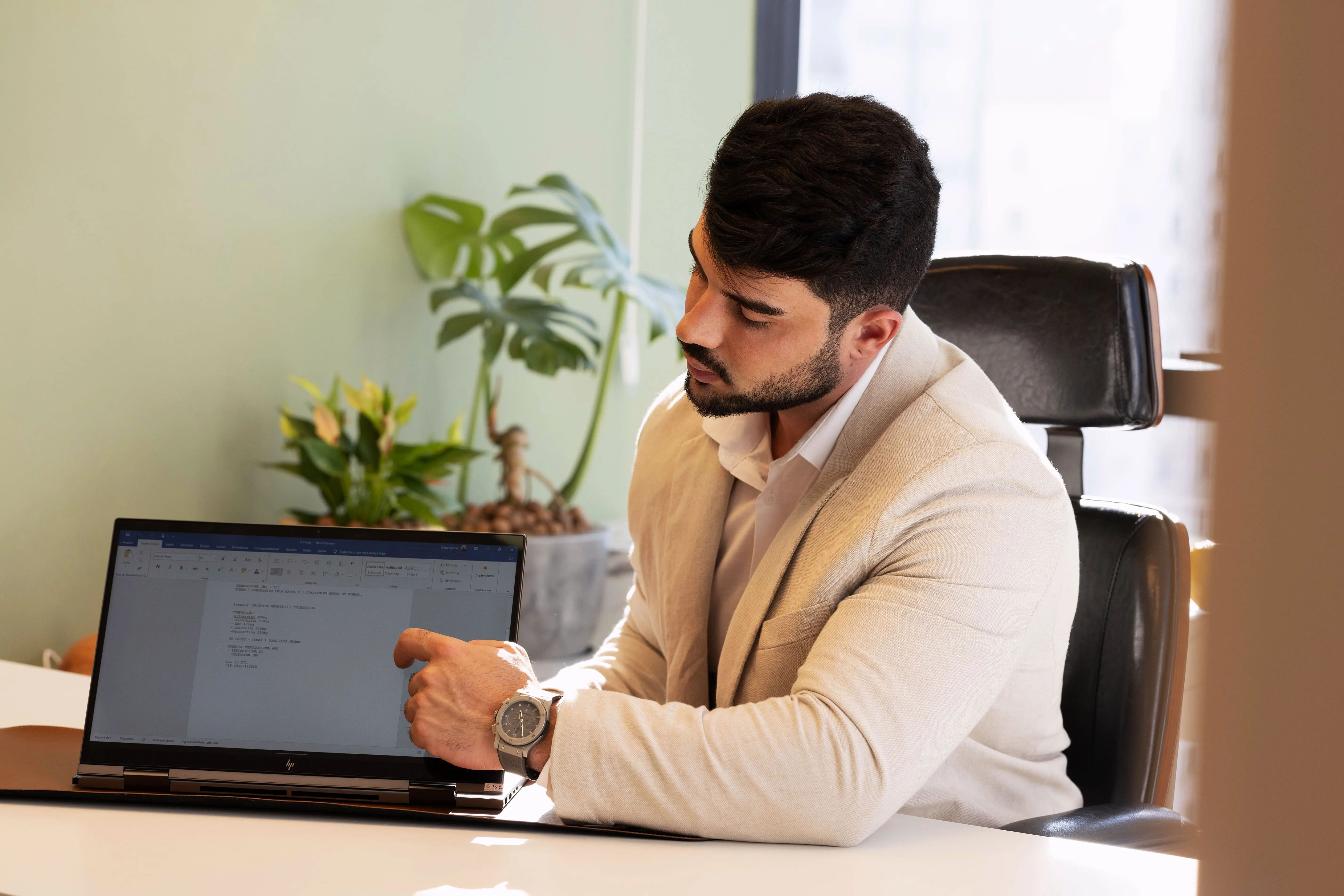 Dr. Diego Santria apontando a tela do notebook