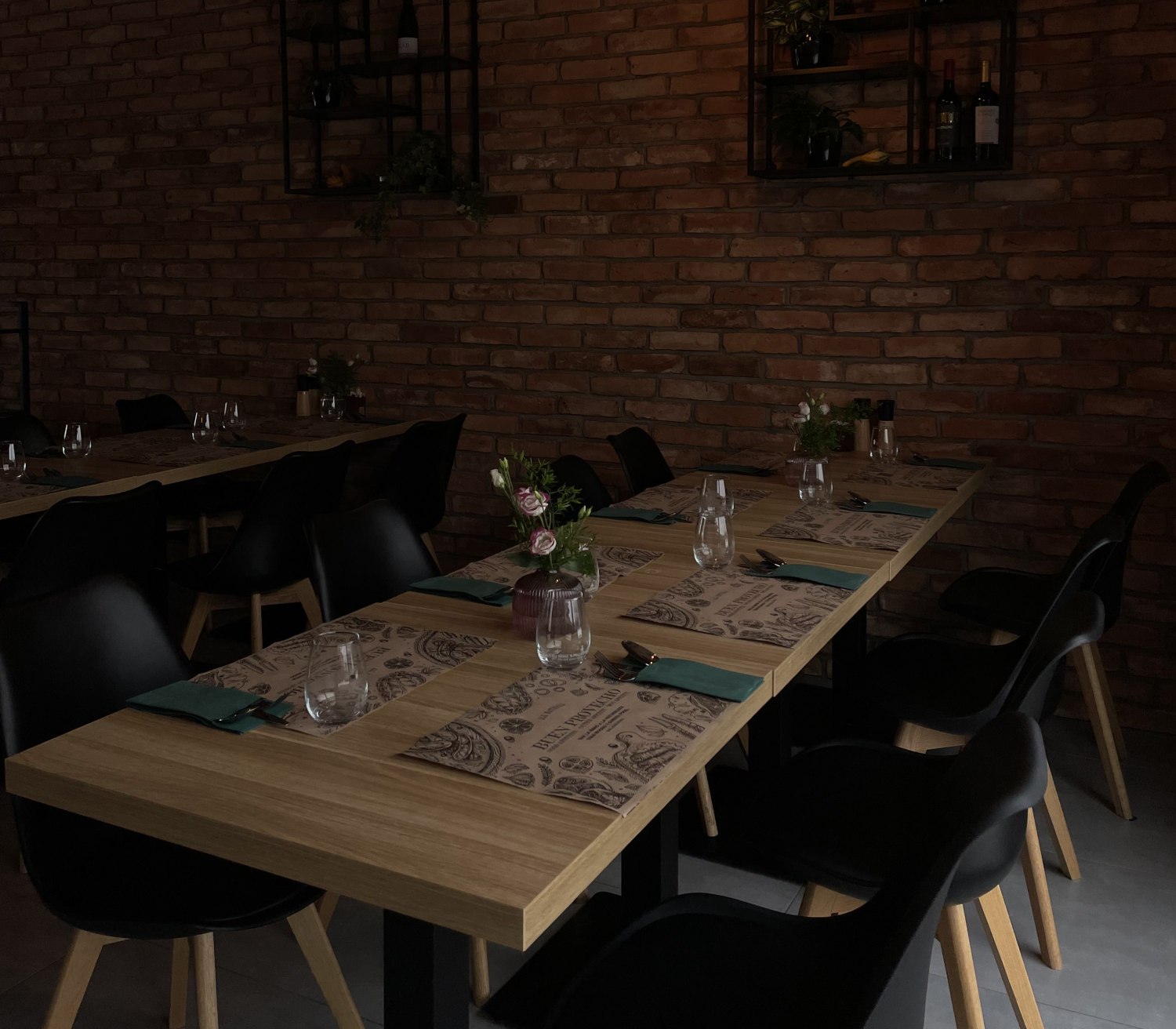 Klimatyczny stolik w restauracji Niedźwiedzia 25 w Poznaniu – idealne miejsce na romantyczną kolację jesienią