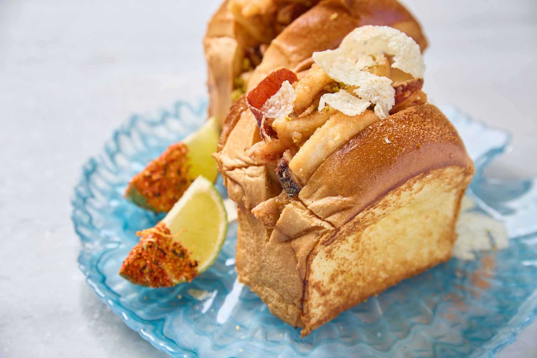 Pan brioche tostado relleno de carne mechada y salsa especial, la especialidad de la hamburguesería Hatillo en Las Rosas.