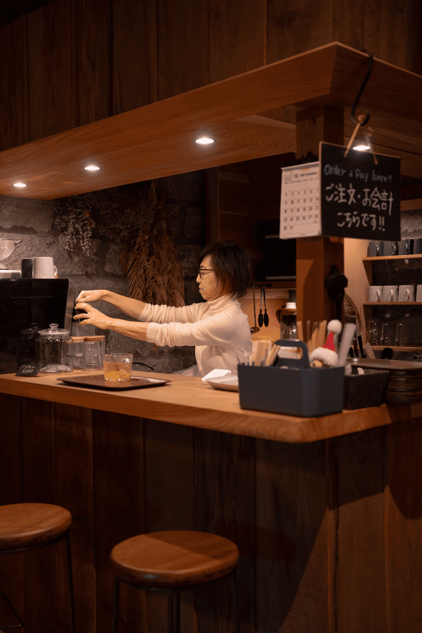 Kaori preparing coffee at Gallery & Cafe Funakata Soko