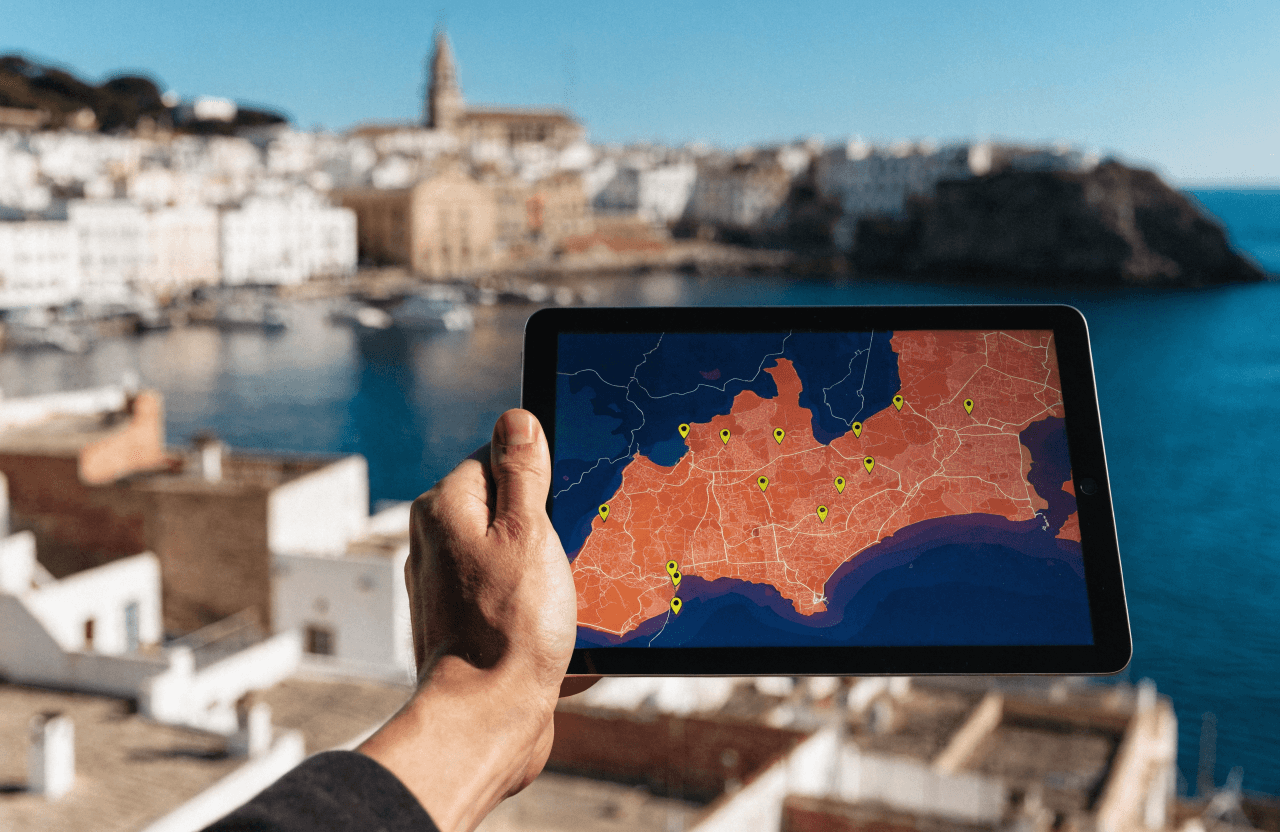Mano sujetando una tablet con un mapa de cobertura de internet de la Costa del Sol