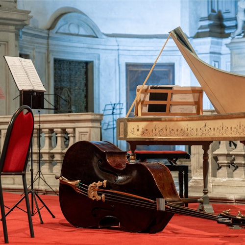 Alcuni strumenti sul palco della chiesa