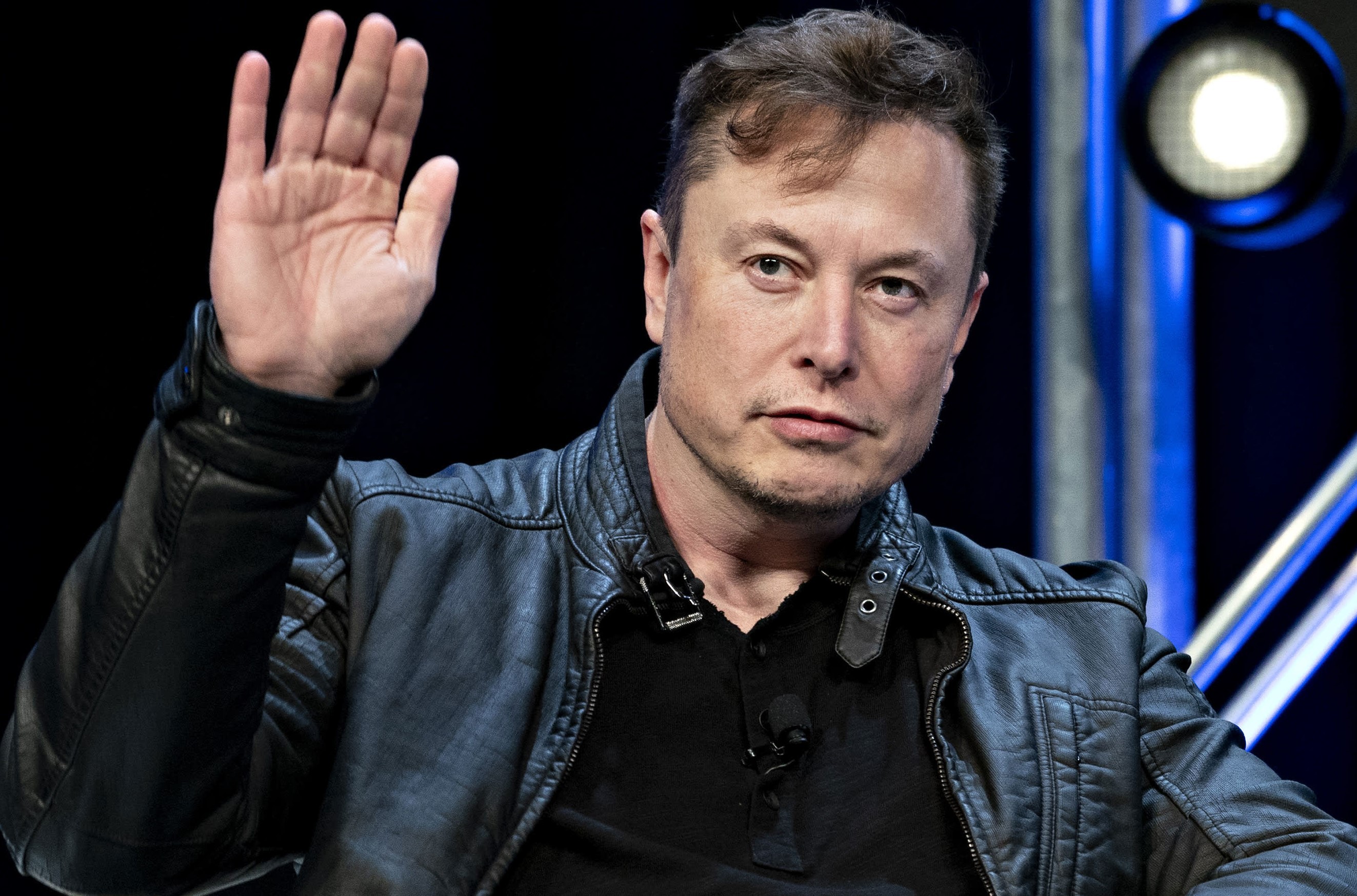 Musk ha pubblicato un tweet in cui definiva "assurdo" il fatto che Apple non avesse sviluppato una propria intelligenza artificiale, scegliendo invece di affidarsi a OpenAI per le nuove funzionalità di iOS, iPadOS e macOS