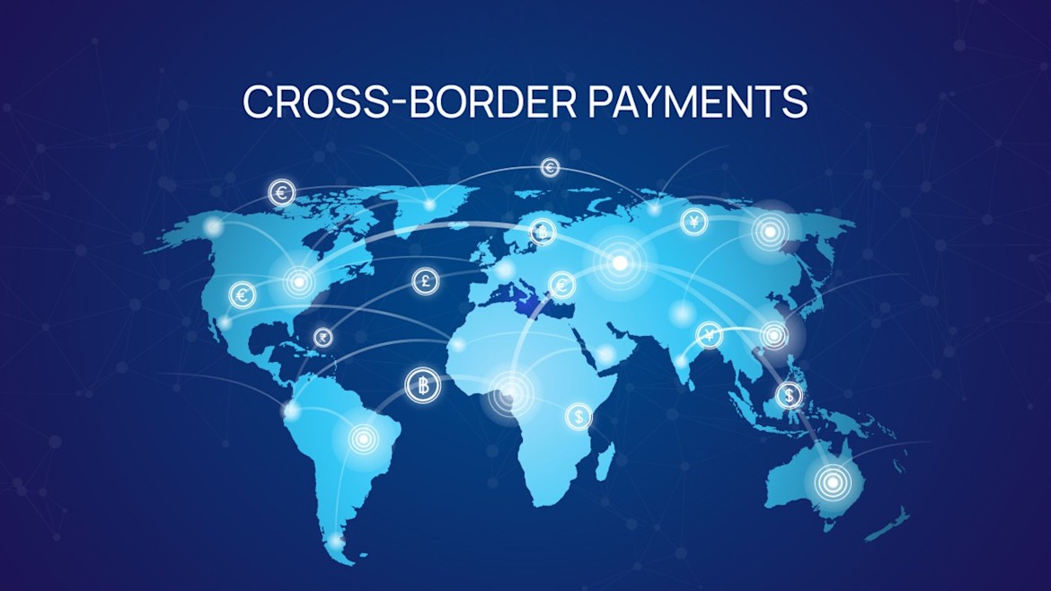 Blaue Weltkarte mit Währungssymbolen und Verbindungslinien, darüber der Text „CROSS-BORDER PAYMENTS“ (grenzüberschreitende Zahlungen). Digitaler Look mit hellen Punkten.