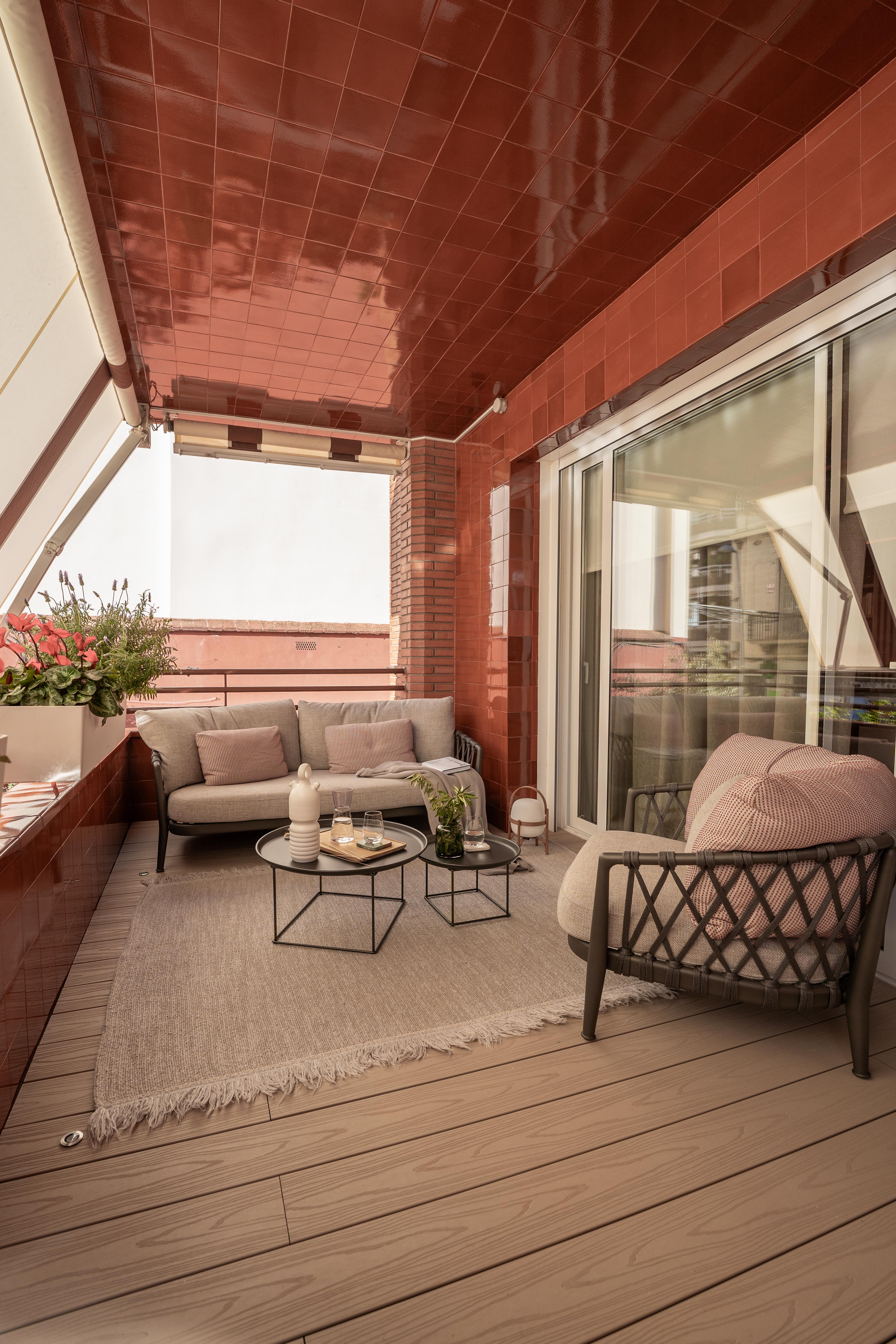 Terraza exterior con azulejos cuadrados de color rojo