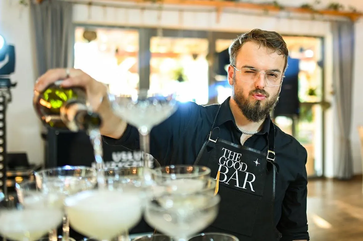 barman na wesele mateusz kuźma zabawia gości podczas obsługi barmana na wesele