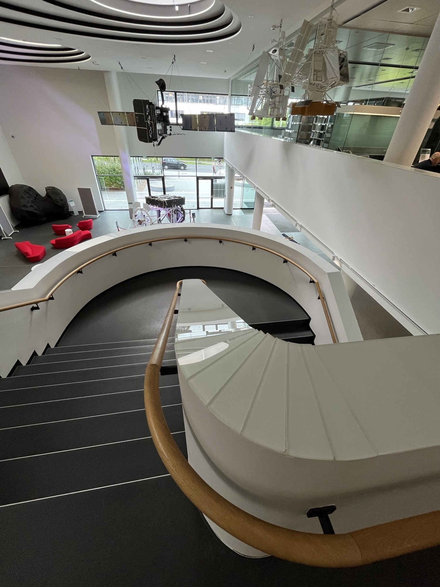 Wendeltreppe in großer Halle