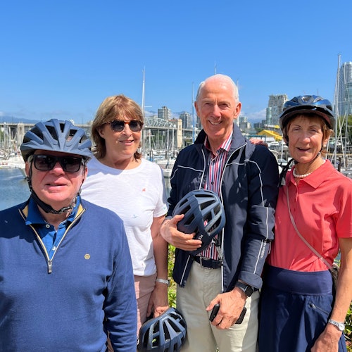 沿水边有许多风景如画的停留点。