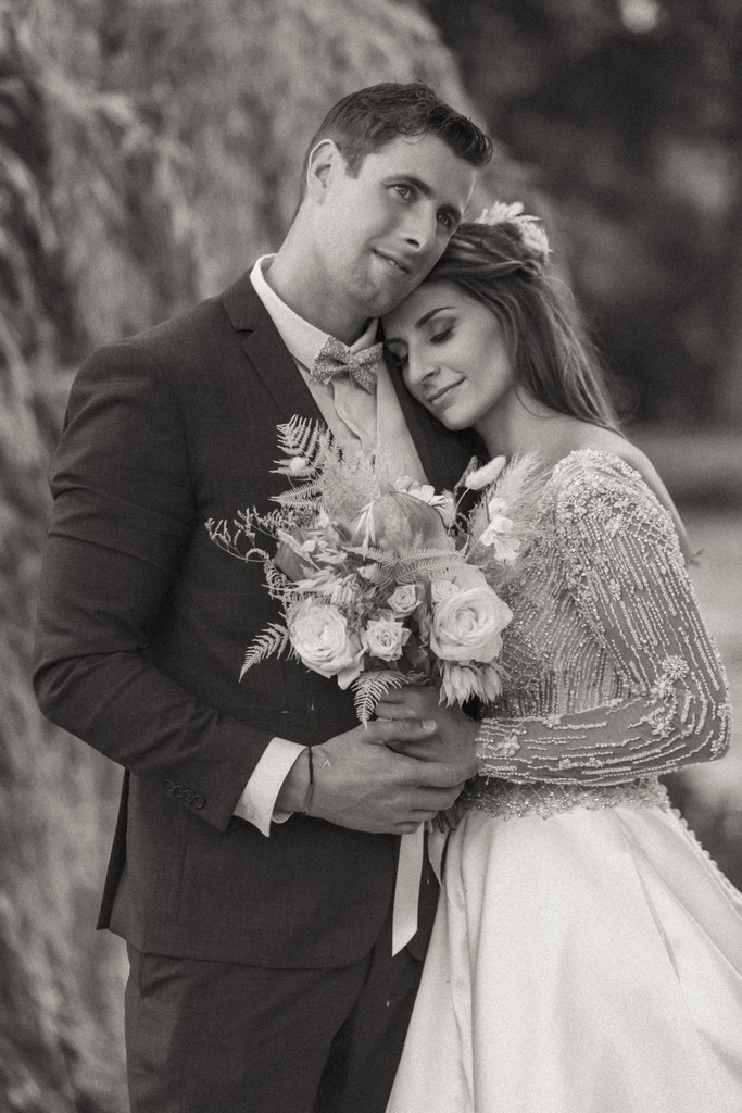 Album photo de luxe — French wedding photographer Paris — luxury wedding book France — Maison Elion — relique photographique rare — fragment intemporel — rituel artistique — photographe mariage haut de gamme — Seine-et-Marne 77 — album mariage bespoke sur mesure — timeless photography France — image symbolique — luxury French wedding photography