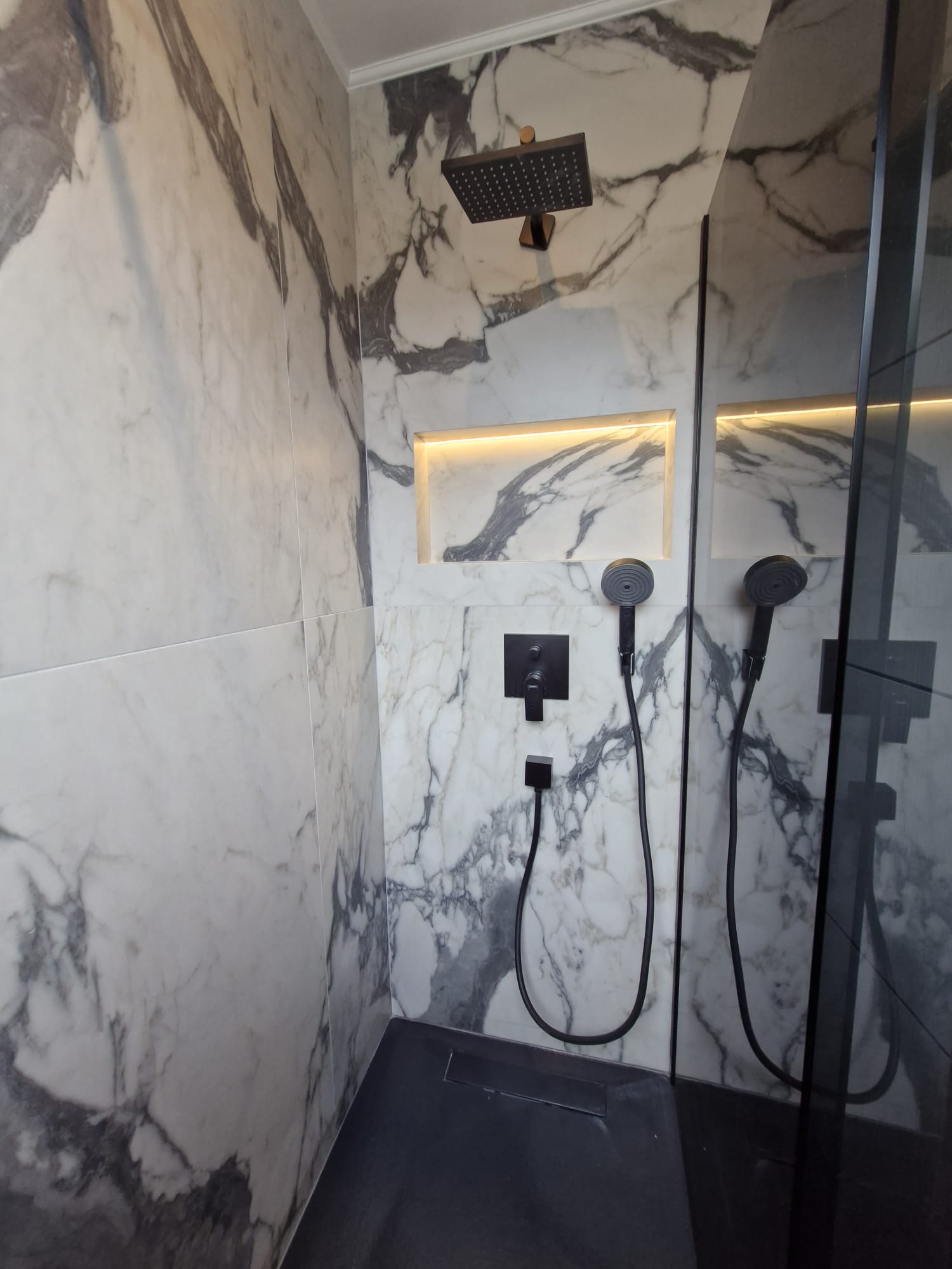Douche italienne en carrelage 120×120 effet marbre avec niche rétroéclairée à Saint-Brice-sous-Forêt (95)