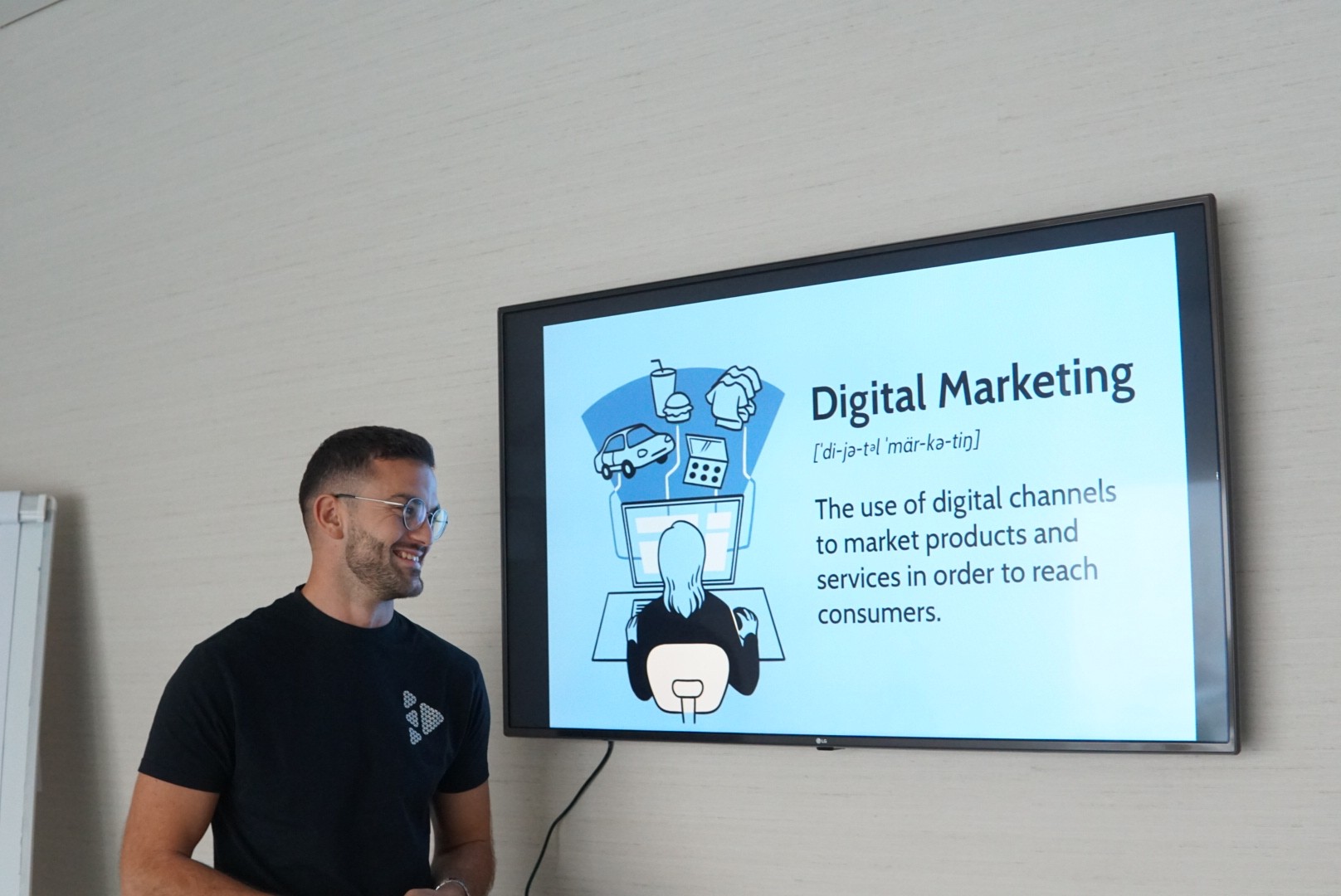 Hristijan Najcheski explaining what is digital marketing