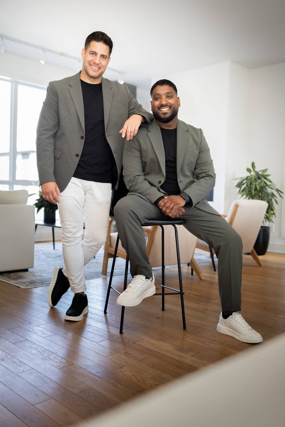 Alexandre et Brandon dans une propriété luxueuse