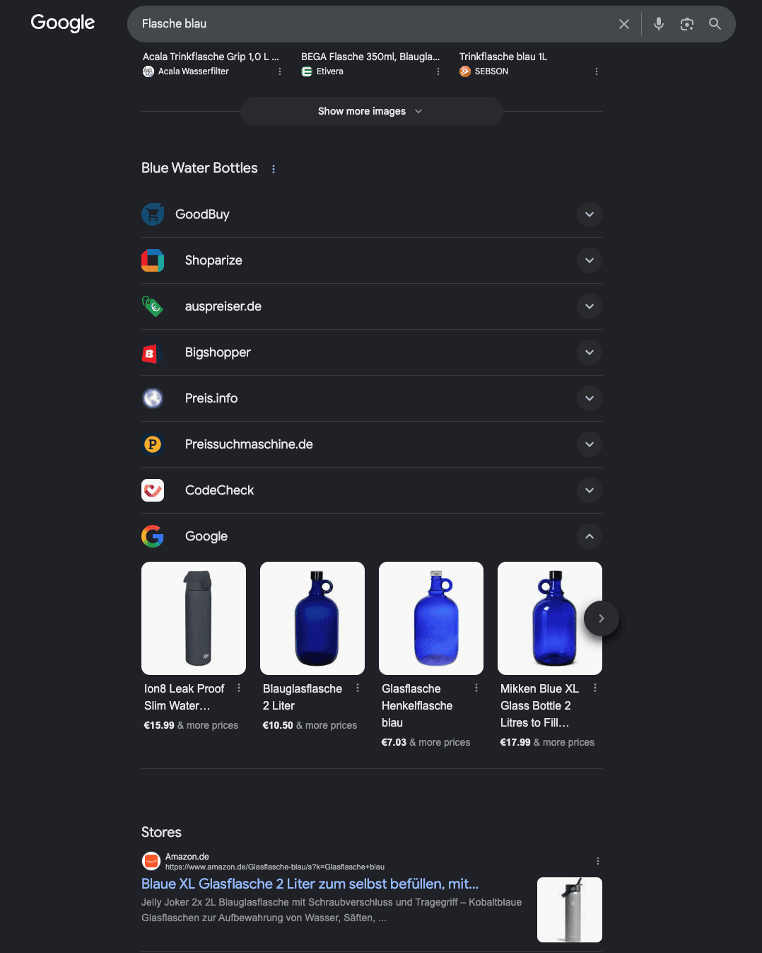Screenshot. Drei Unterschiede zur ersten Ansicht. Erstens trägt die Sektion keine Bezeichnung wie "Comparison Sites", sondern einen generierten Produkttitel, hier "Blue Water Bottles". Zweitens ist nicht Google aufgeklappt, sondern der Vergleichsdienst GoodBuy; darunter stehen die eingeklappten Boxen von Shoparize und auspreiser.de, weitere Dienste liegen hinter "More products". Drittens folgt unter dem Akkordeon eine separate Sektion "Stores" mit organischen Händlertreffern samt Thumbnail und Beschreibung, hier Amazon.de und Haus-Hobby-Garten.