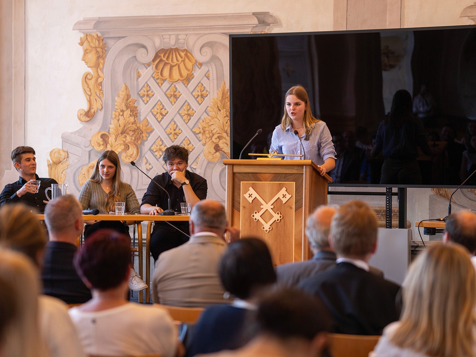 Schlussrednerin fasst zentrale Argumente zusammen und liefert die finale Teamposition.