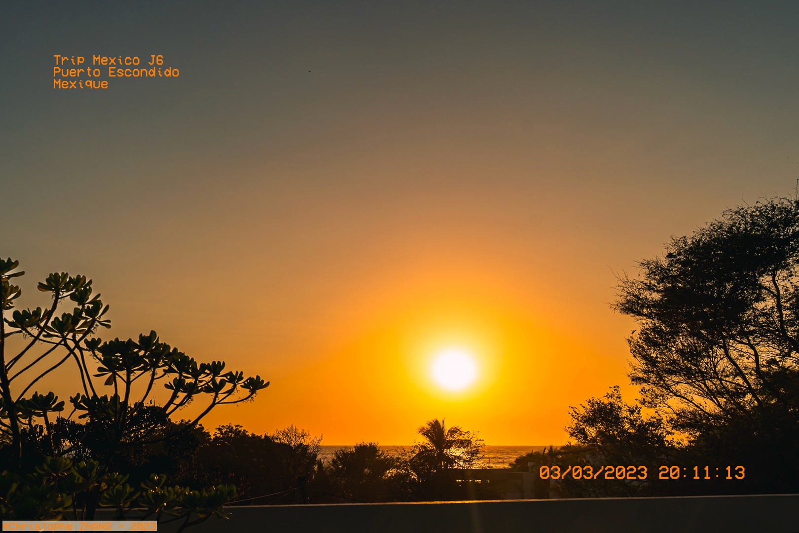 Vue panoramique sur un coucher de soleil doré à Puerto Escondido.