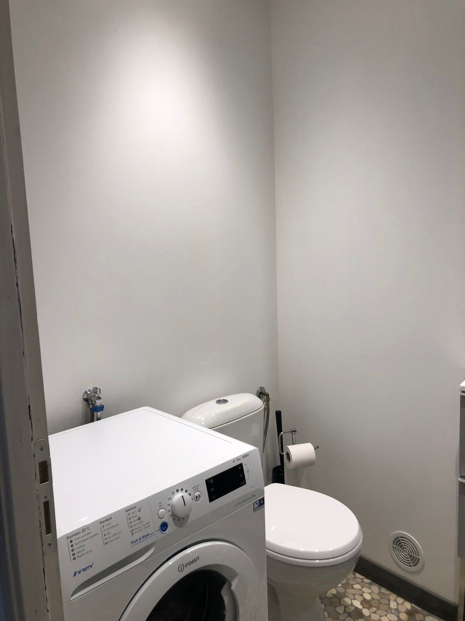 Location de vacances en Camargue tout confort : appartement moderne avec salle de bain rénovée, douche à l’italienne et lave-linge. Idéal pour un séjour serein.