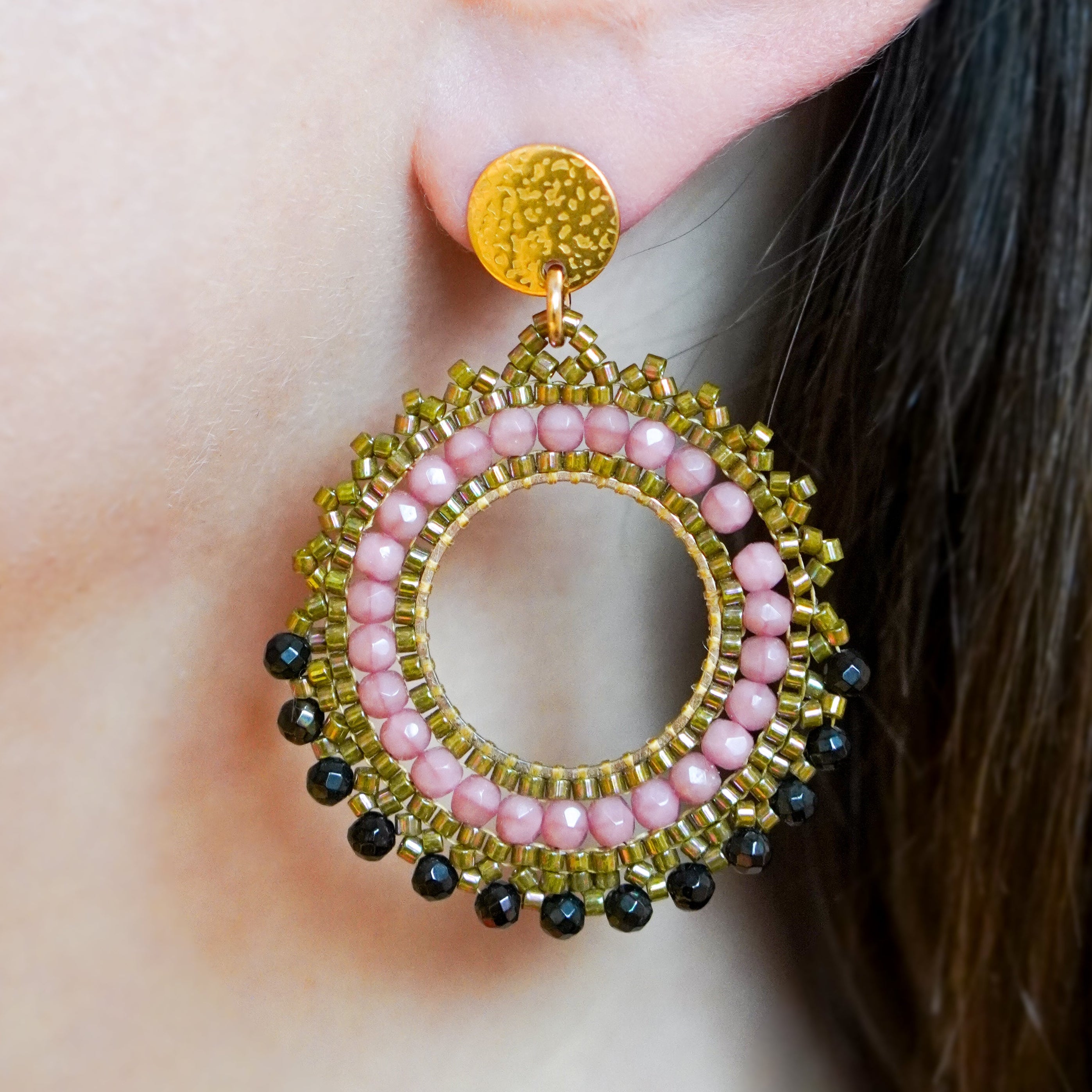 Kolczyki ręcznie szyte z Polski polyskujące jak syrenka z koralików i z dodatkiem hematytu