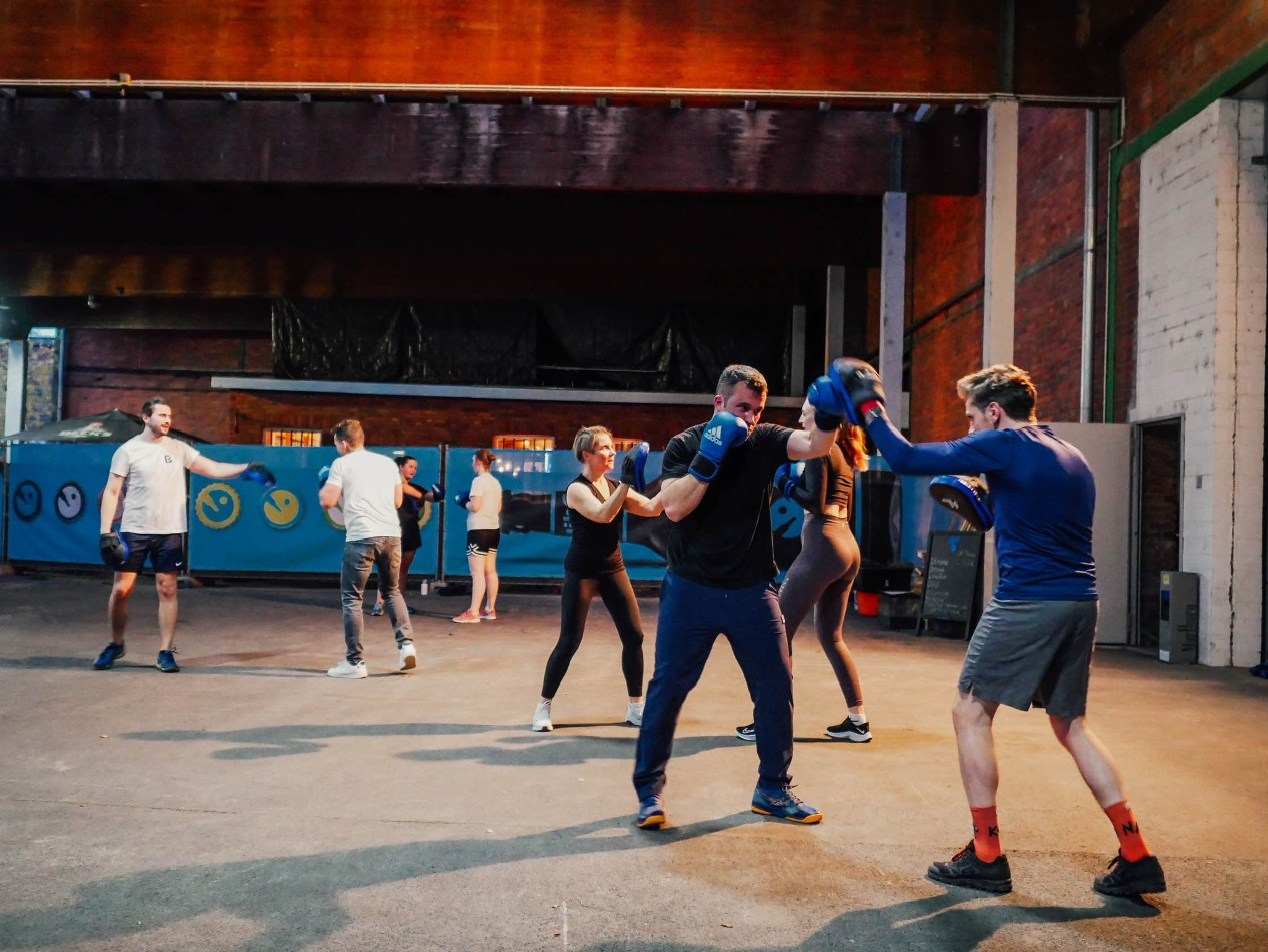 Kursteilnehmer innerhalb eines Boxkurses