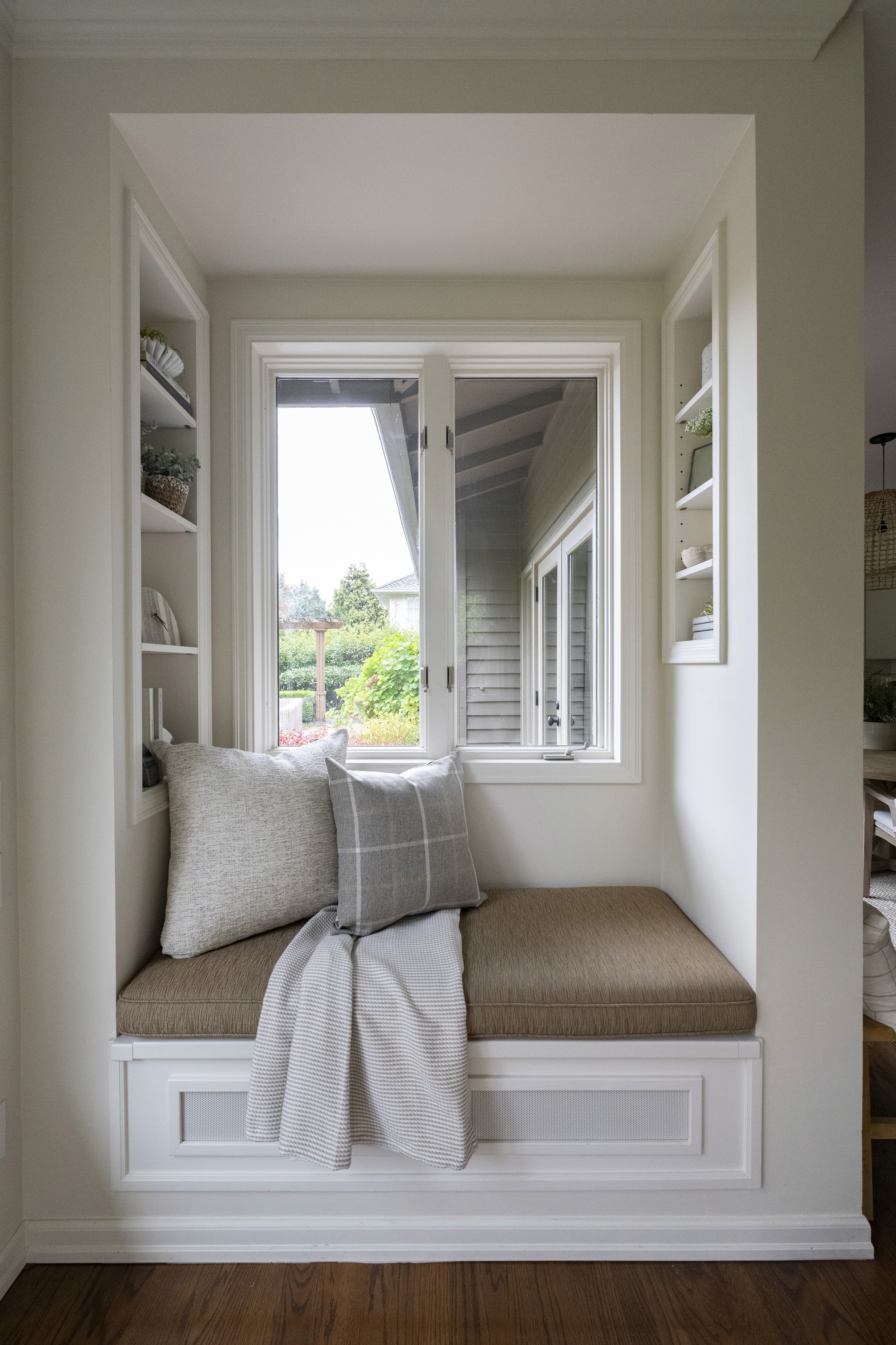 We’re so excited to share details from The Medina House: Family Room –– one of our favorite interior design + professional organizing projects in Medina, WA.