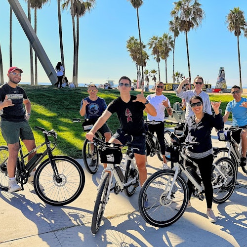 在这次洛杉矶电动自行车导览中，探索加州威尼斯海滩的沙滩、盐和大海