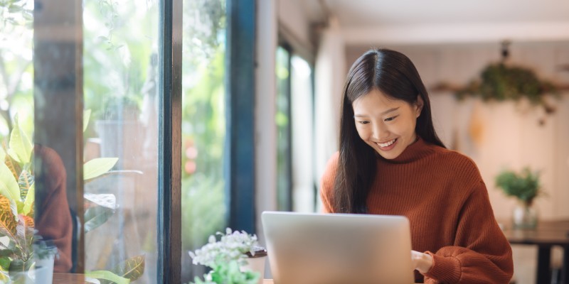 A girl using her laptop in a coffee shop
