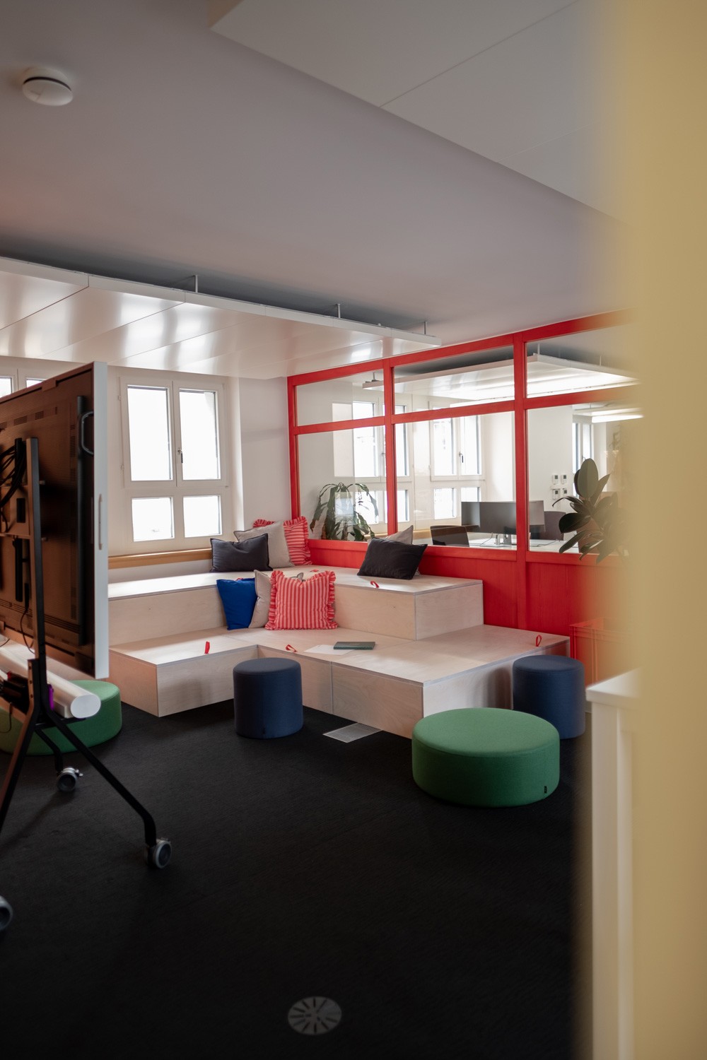 Foto von Modernes Office mit Innenarchitektur-Elementen, Raumakustik und Branding in Zürich, Schweiz, featuring Interior Design, Farbkonzept, Materialkonzept und Gestaltung.