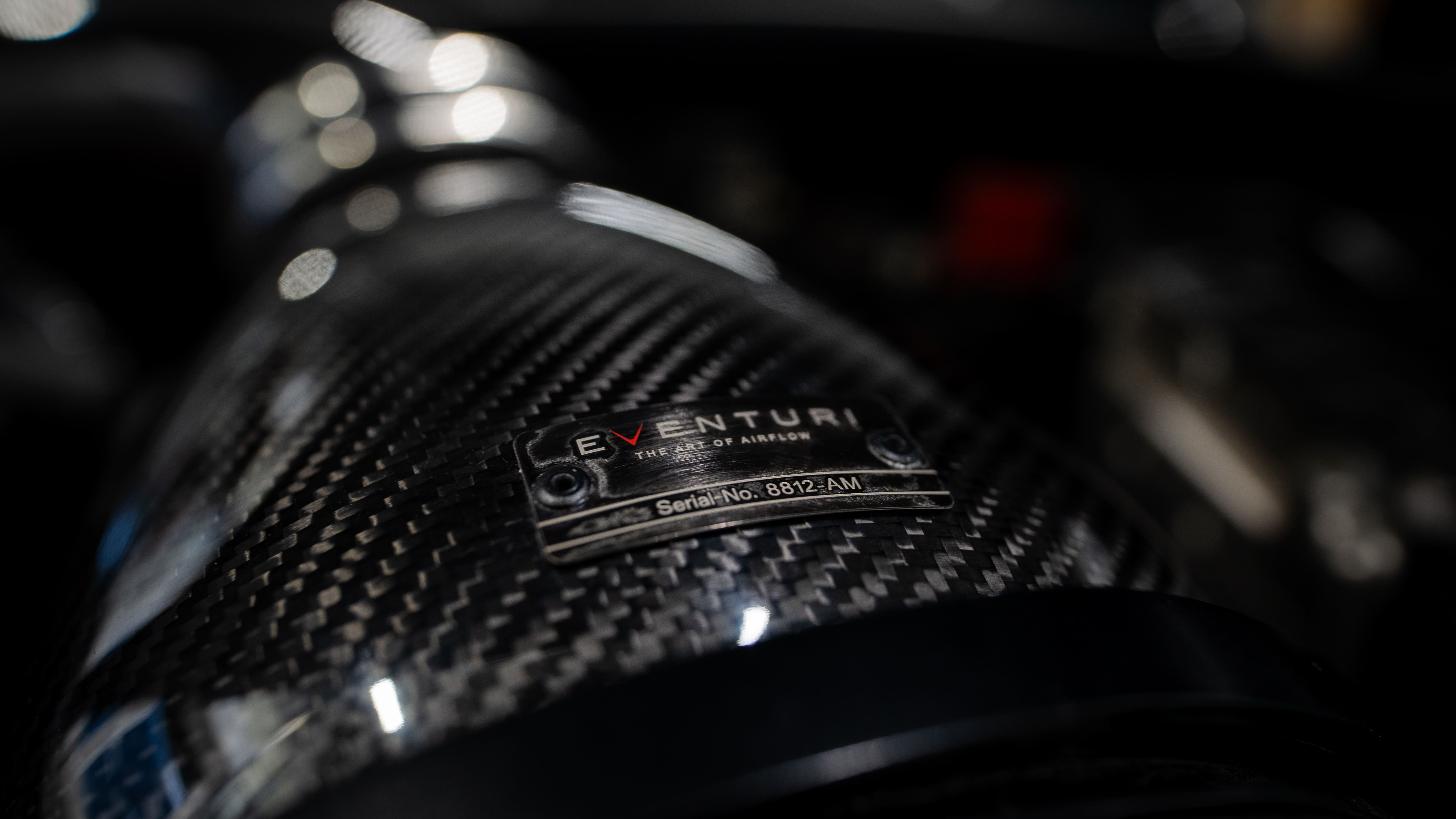 Eventuri Luftfiltersystem aus Carbon im Motorraum, verbaut bei NET Performance