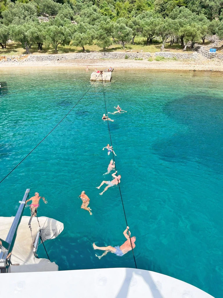 Deltakere bader fra skipet - sykkelcruise i Kroatia med Expa Travel