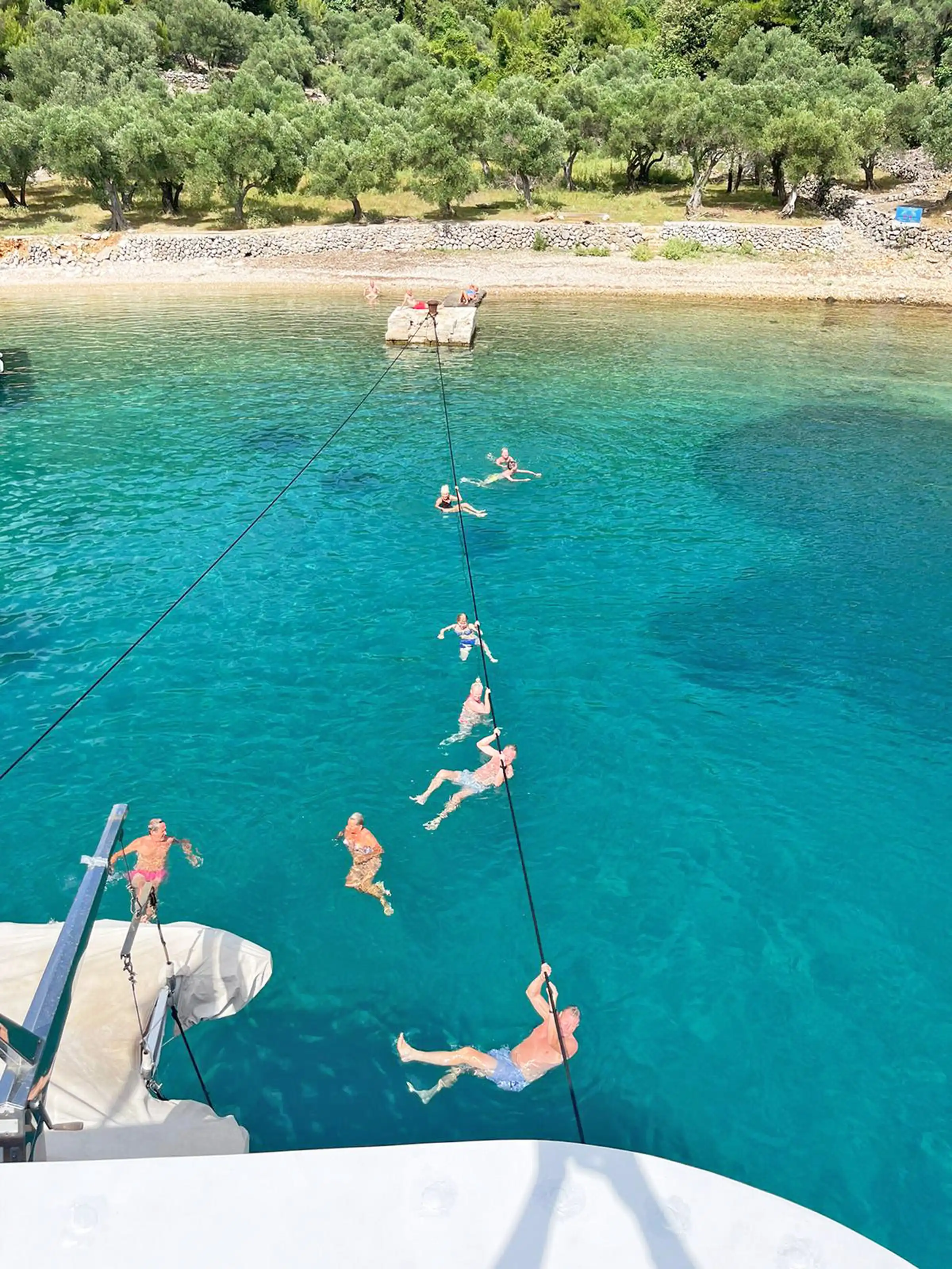 Deltakere bader fra skipet - sykkelcruise i Kroatia med Expa Travel