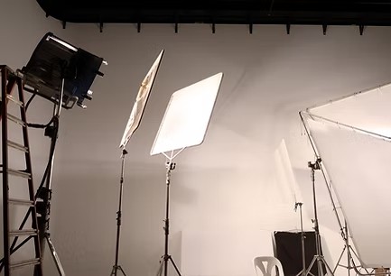 Professionelle Studiobeleuchtung in einer Kunstgalerie – Kunstförderung und Sponsoring von Ellen Fellmann durch die DAG.