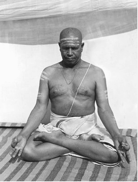 Photographie ancienne d’une posture assise de méditation