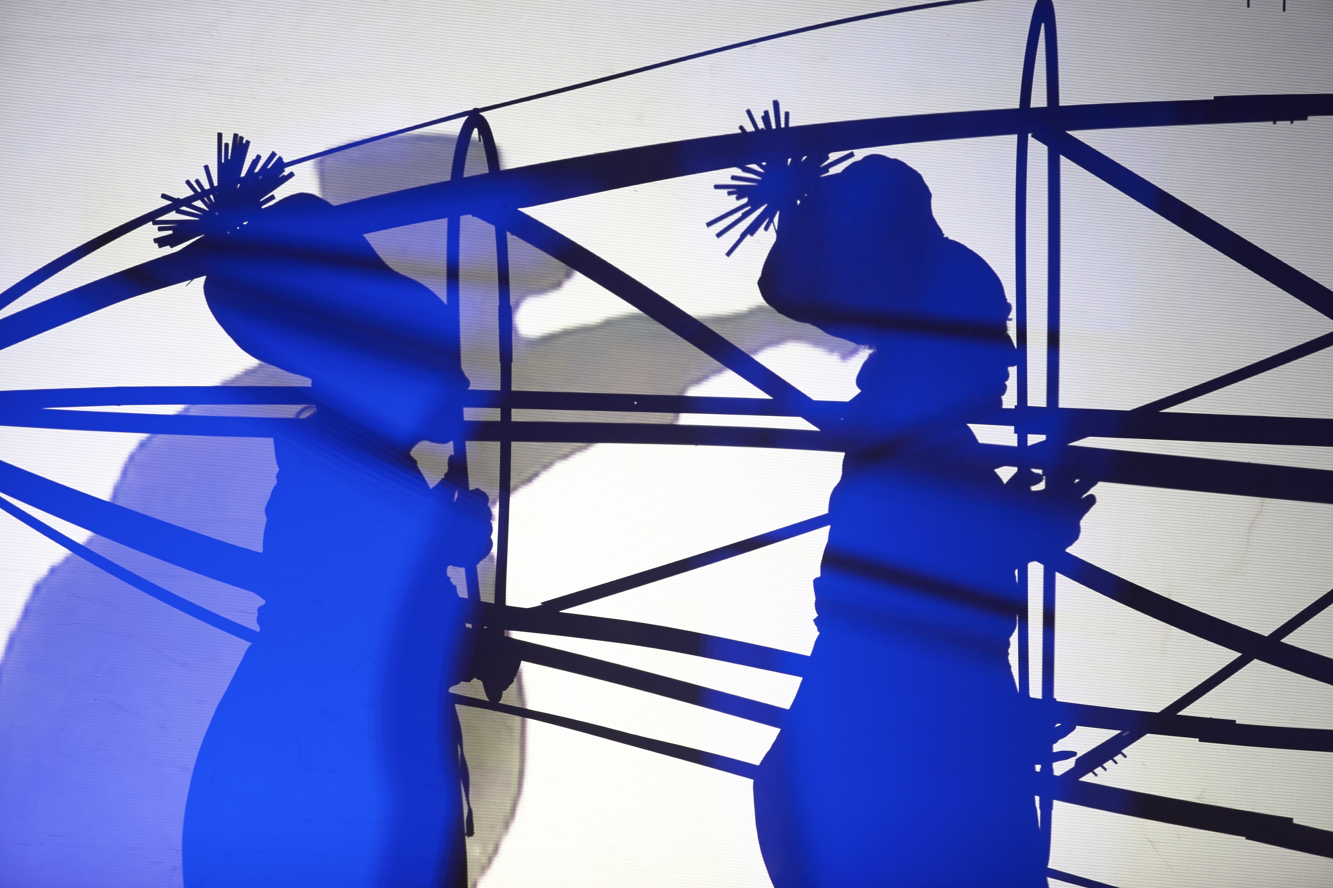 Teatro degli Episodi • Uomini montagna • Vinadio • due sagome blu oltremare di donne nella struttura di un dirigibile