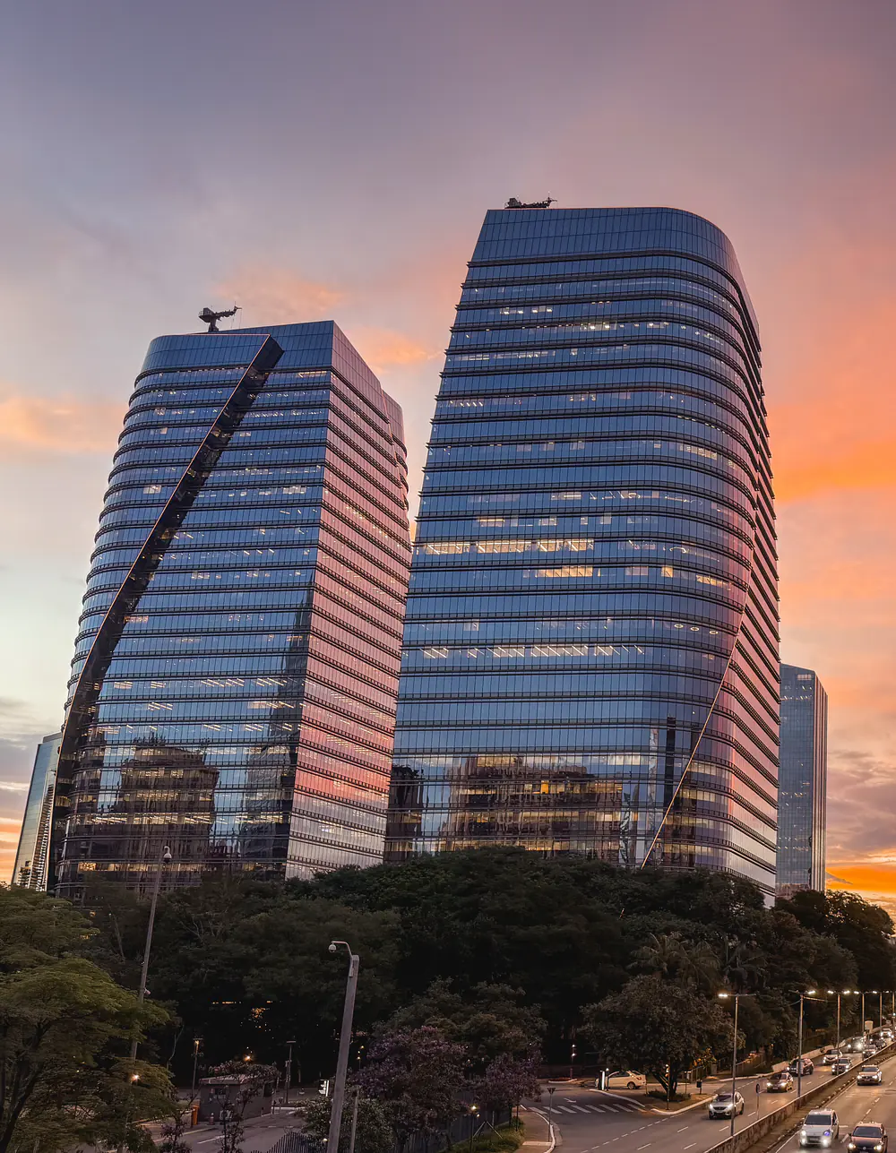 As torres do São Paulo Corporate Towers, sede do BNP Paribas na Avenida Juscelino Kubitschek, ao pôr do sol