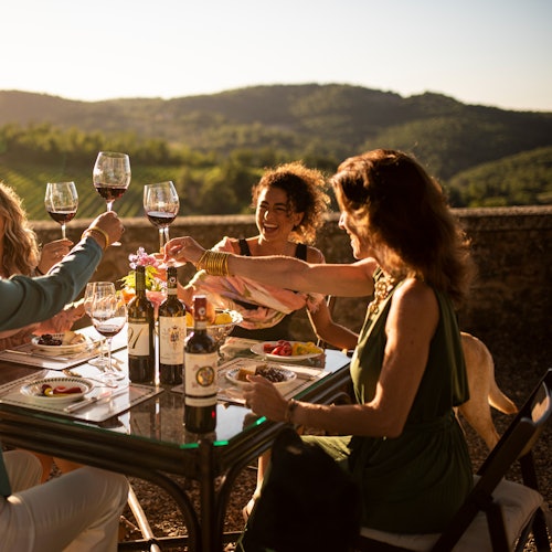 Wine tasting at the table at Mocenni estate