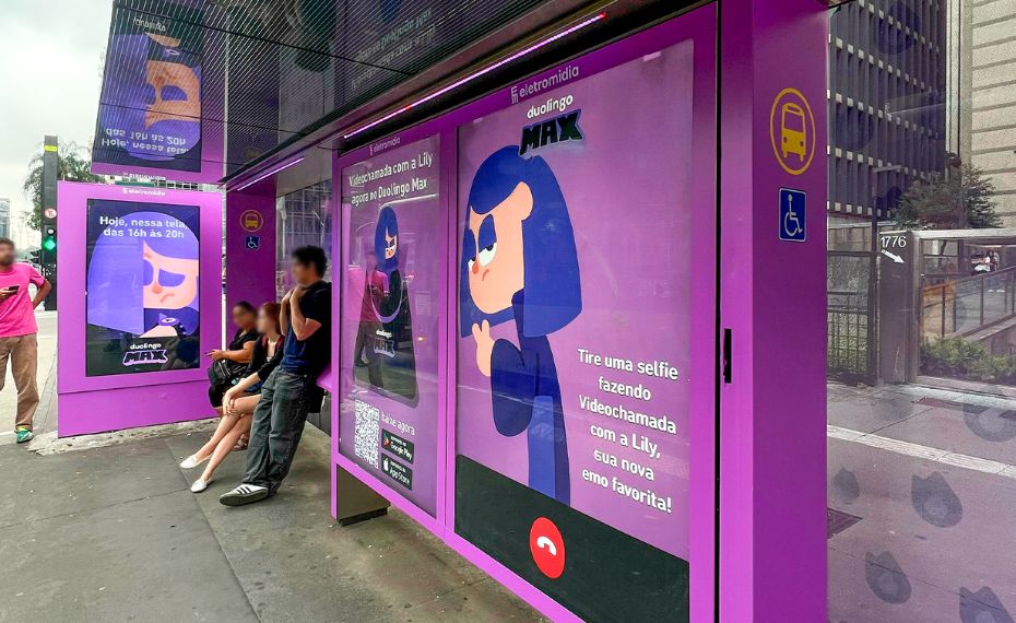 Duolingo leva videochamadas com Lily para as ruas em campanha OOH