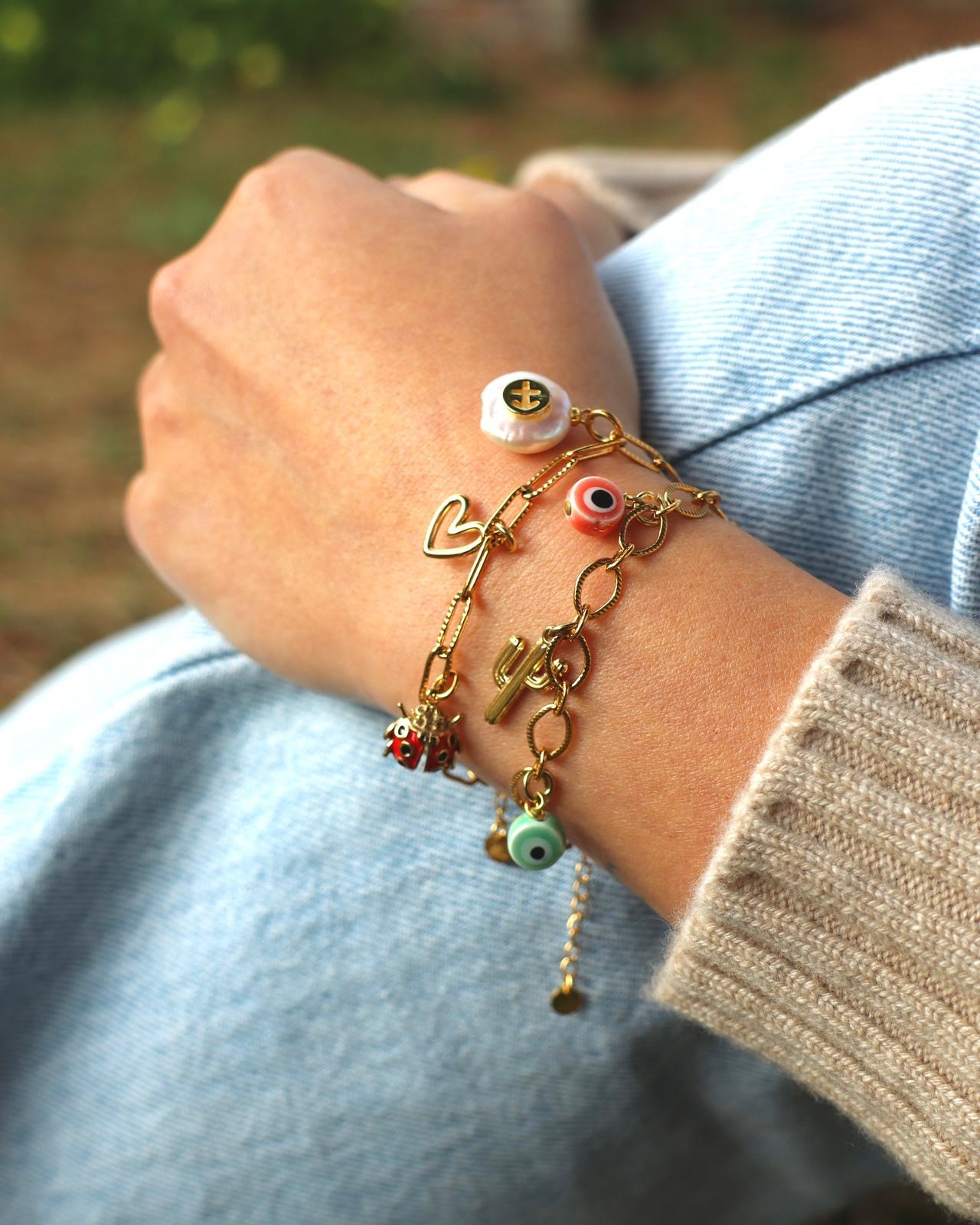 Gioiello artigianale Laura Sciunnach fotografato da Aura Studio, agenzia di comunicazione genovese, per la creazione di contenuti social.