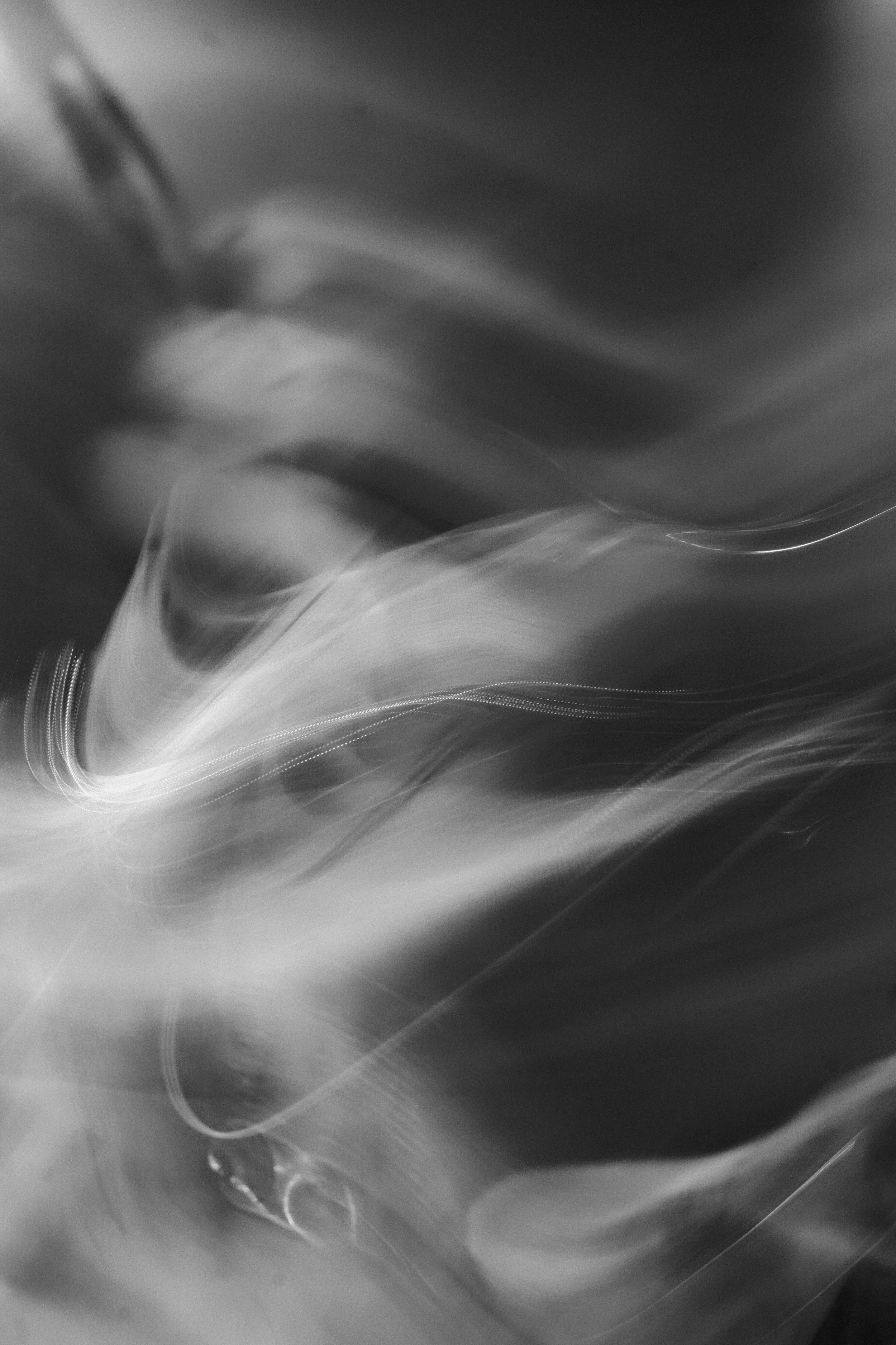Photographie de concert en noir et blanc, volontairement floue, capturant le mouvement et l'énergie de l'artiste