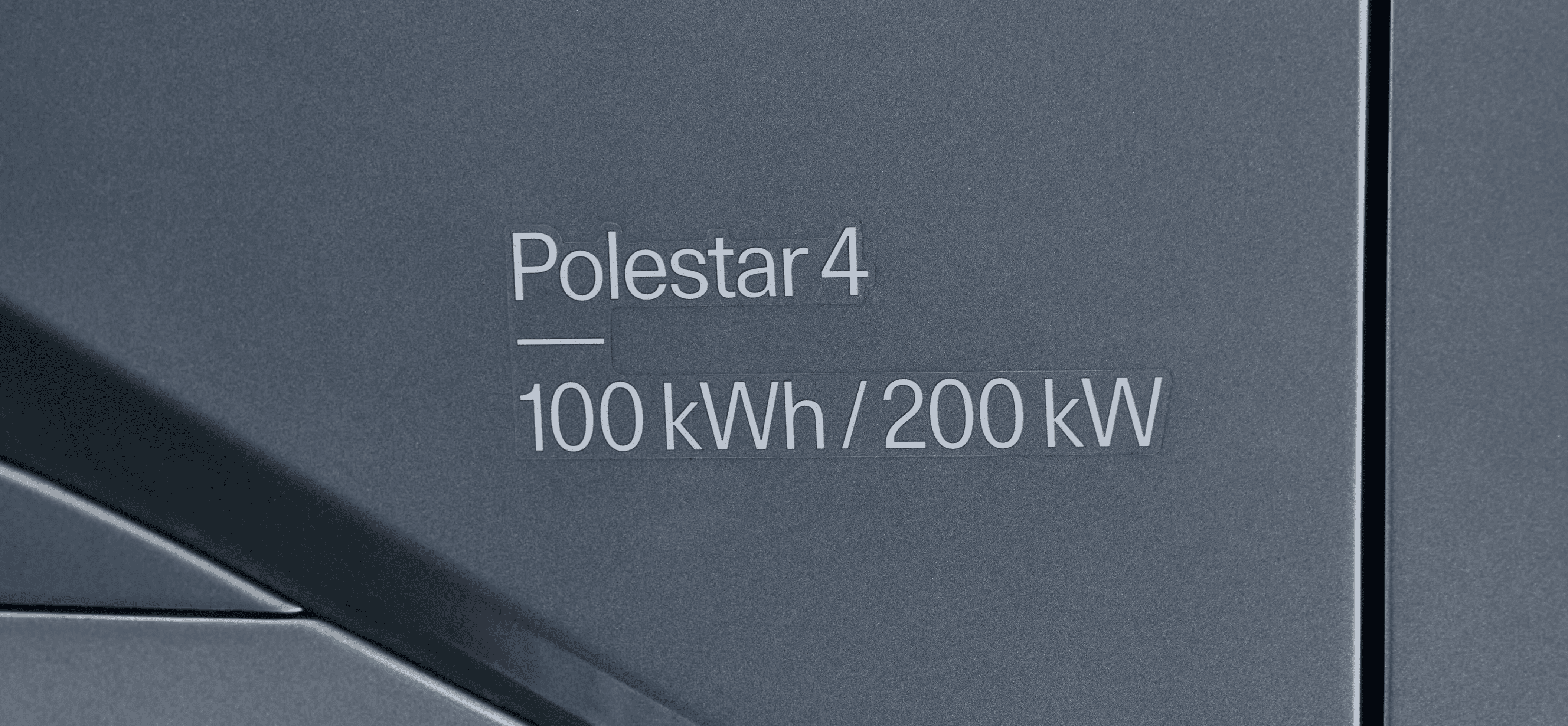 Inscription Polestar 4 100 kWh / 200 kW sur la carrosserie, détail de la finition extérieure