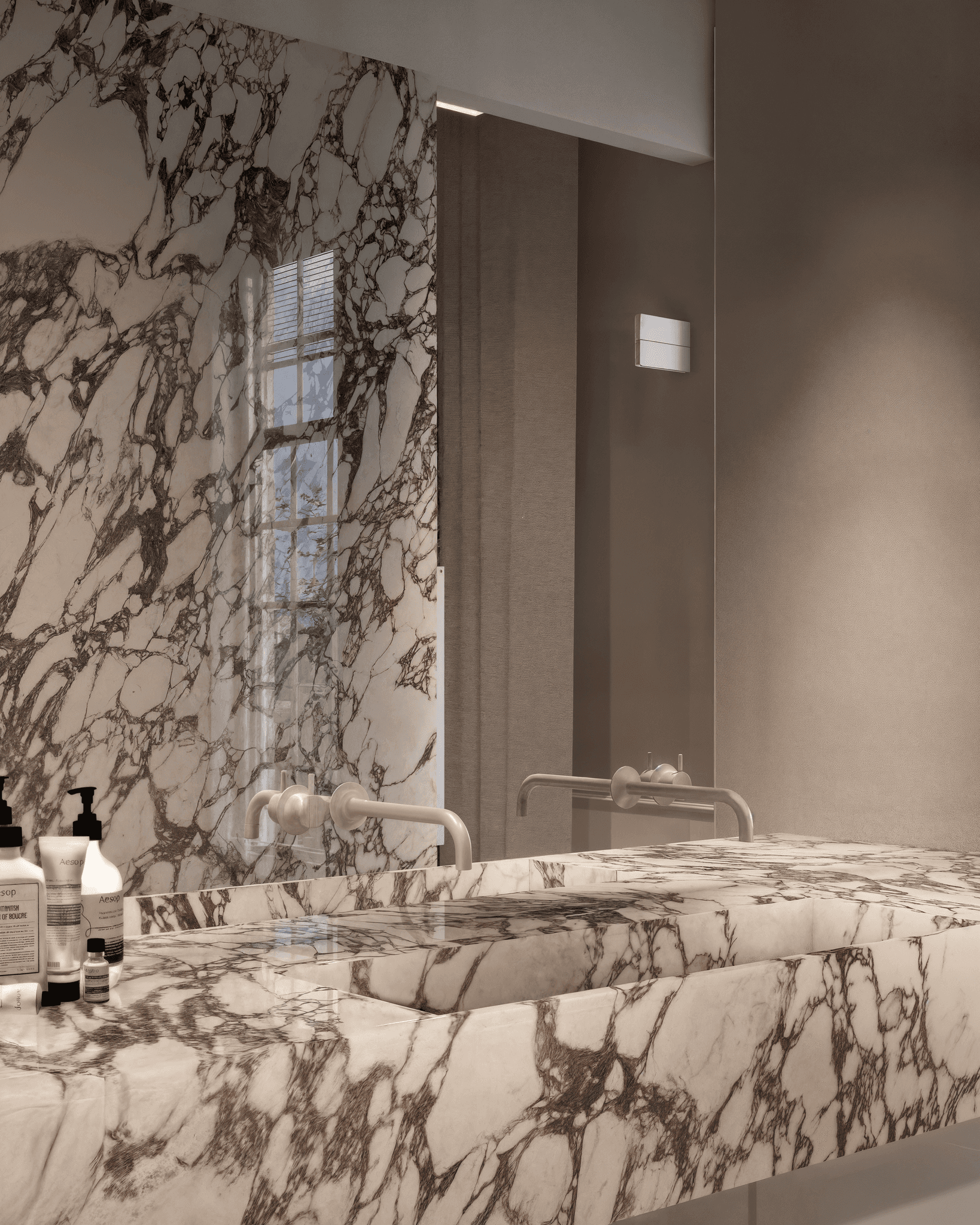 Slaapkamer met zichtbaar balkenplafond, zacht textiel en kunst boven het bed in neutrale tinten.