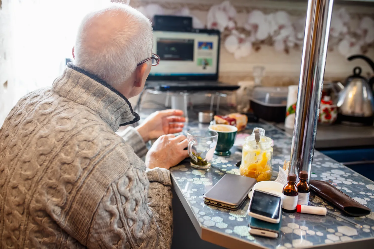 Idoso? Velho? Nenhum dos dois