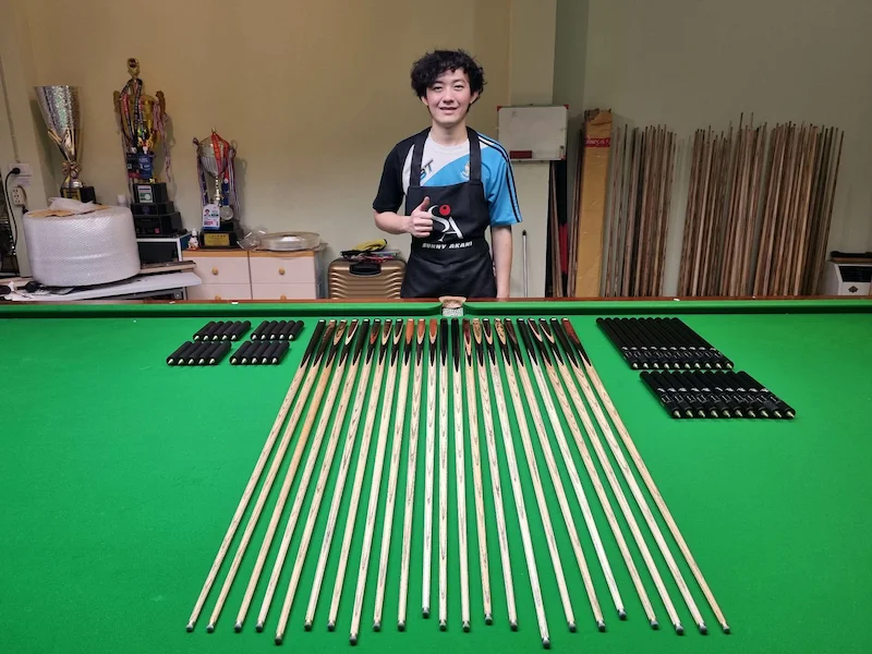 sunny akani with snooker cues and extensions