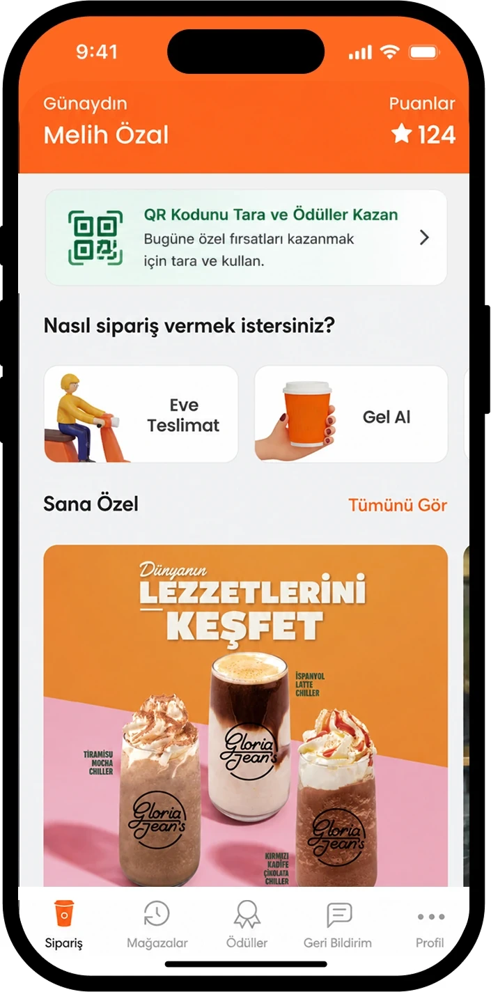 Restoranın kendi mobil uygulamasında müşterinin puan bakiyesi, QR kodu okutarak ödül kazanma kartı ve alt menüdeki Ödüller sekmesi