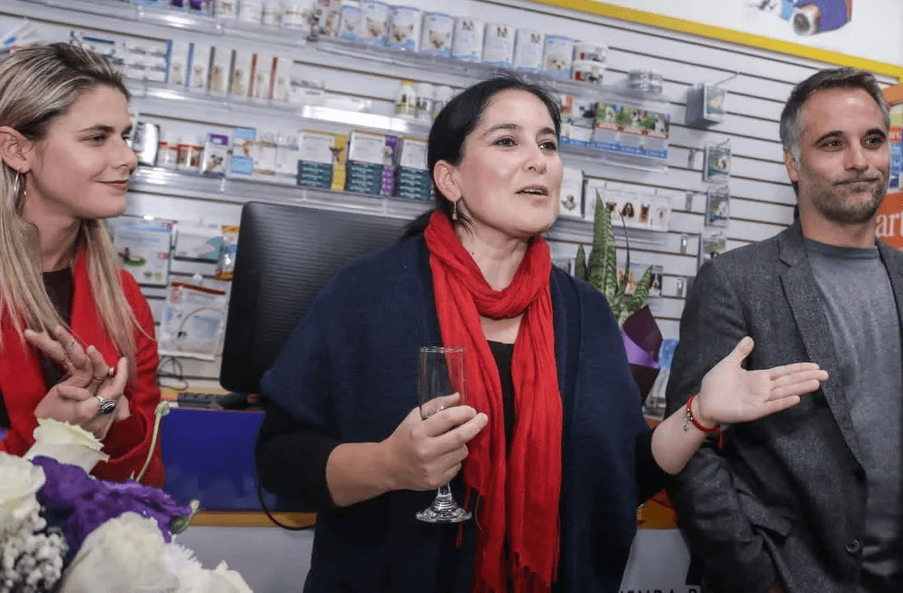 Aracely junto a personas que sostienen la educación y el cuidado animal